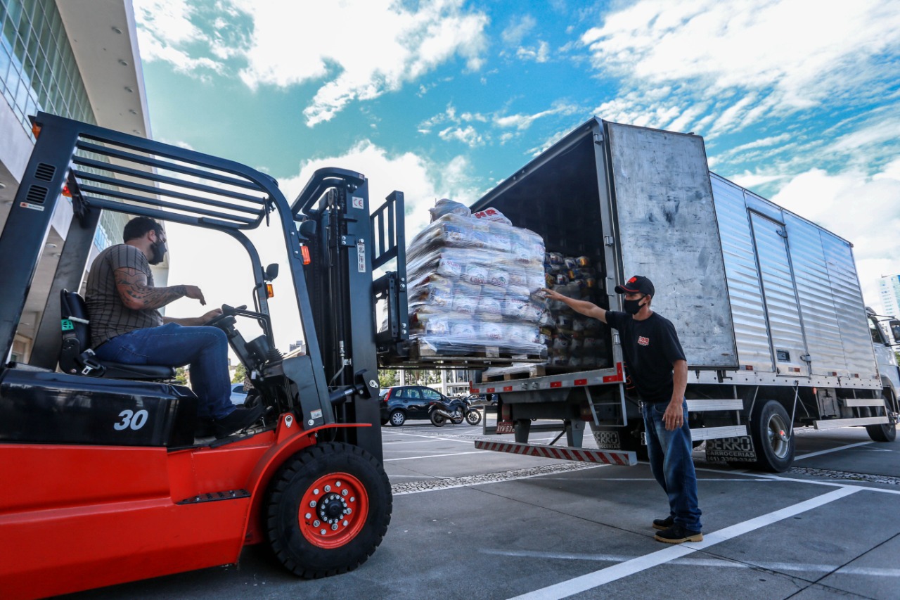 A edição 2021 da campanha Cesta Solidária Paraná, encerrada na terça-feira (06), conseguiu arrecadar mais de 200 toneladas de alimentos. . Foto: Valdelino Pontes