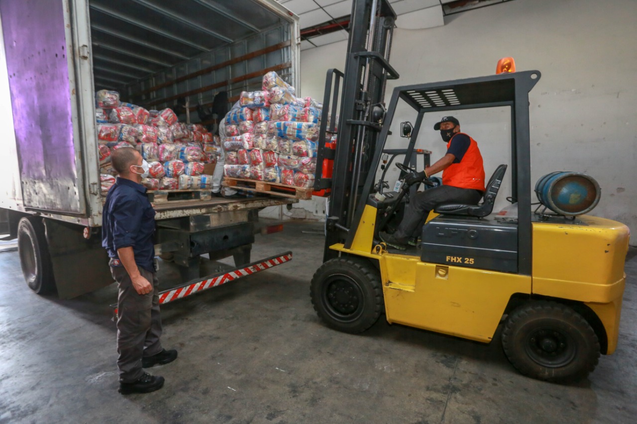 A edição 2021 da campanha Cesta Solidária Paraná, encerrada na terça-feira (06), conseguiu arrecadar mais de 200 toneladas de alimentos. . Foto: Valdelino Pontes