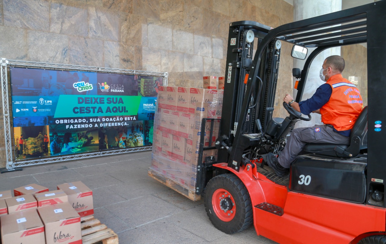 A edição 2021 da campanha Cesta Solidária Paraná, encerrada na terça-feira (06), conseguiu arrecadar mais de 200 toneladas de alimentos. . Foto: Valdelino Pontes