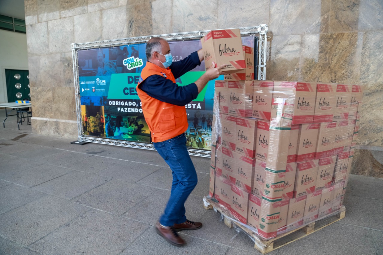 A edição 2021 da campanha Cesta Solidária Paraná, encerrada na terça-feira (06), conseguiu arrecadar mais de 200 toneladas de alimentos. . Foto: Valdelino Pontes