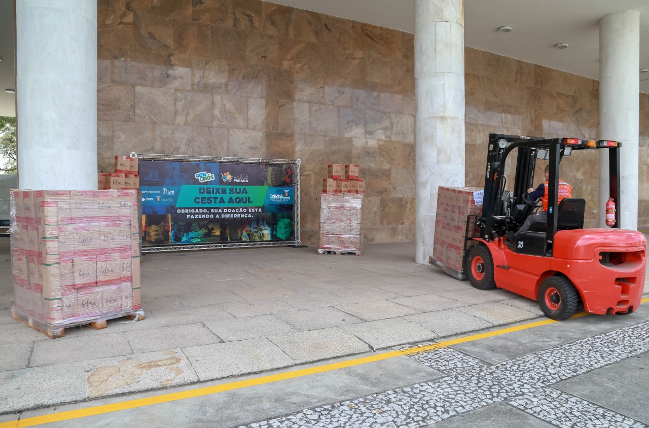 A edição 2021 da campanha Cesta Solidária Paraná, encerrada na terça-feira (06), conseguiu arrecadar mais de 200 toneladas de alimentos. . Foto: Valdelino Pontes