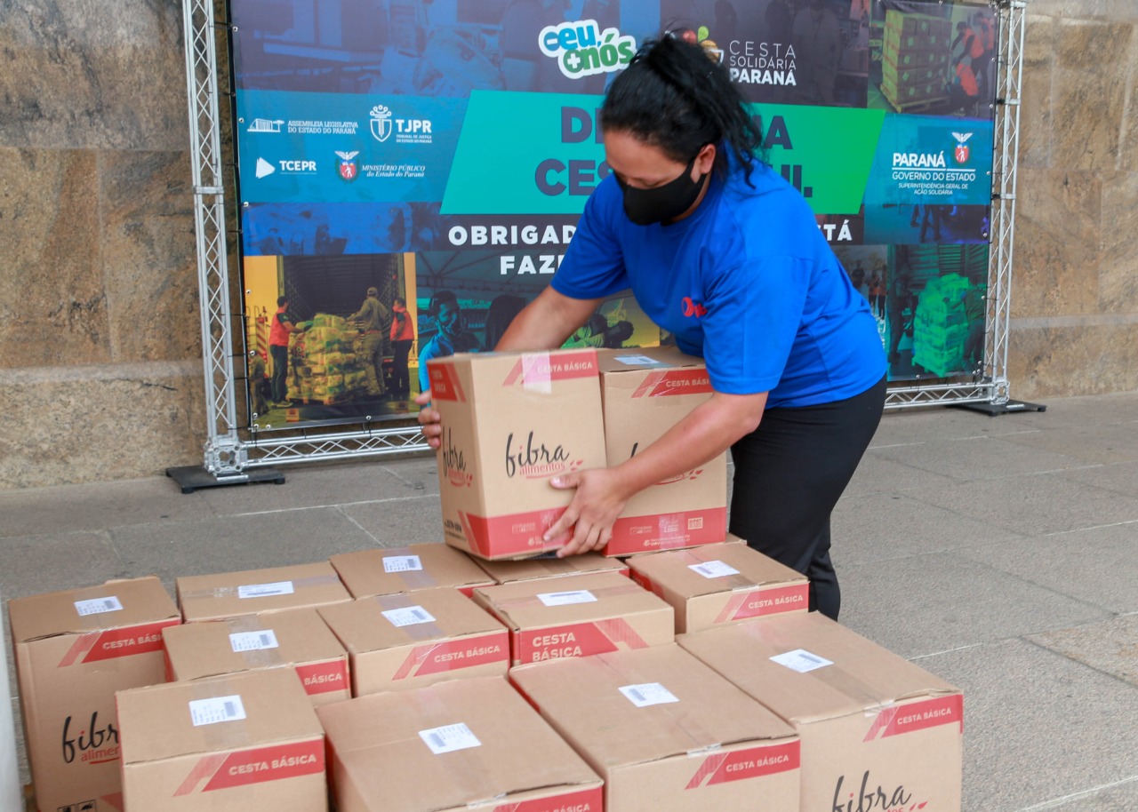 A edição 2021 da campanha Cesta Solidária Paraná, encerrada na terça-feira (06), conseguiu arrecadar mais de 200 toneladas de alimentos. . Foto: Valdelino Pontes