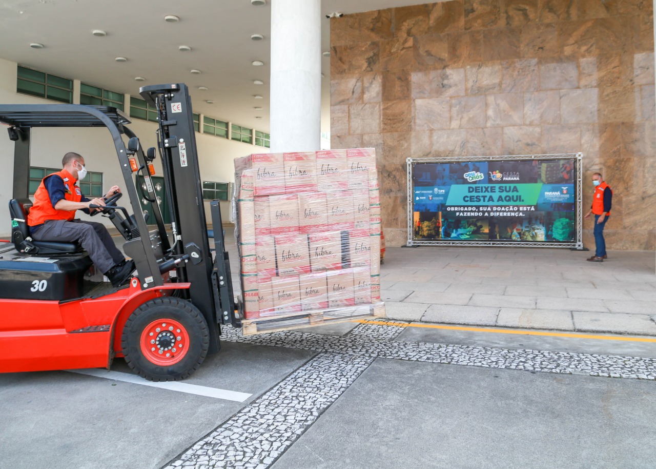 A edição 2021 da campanha Cesta Solidária Paraná, encerrada na terça-feira (06), conseguiu arrecadar mais de 200 toneladas de alimentos. . Foto: Valdelino Pontes