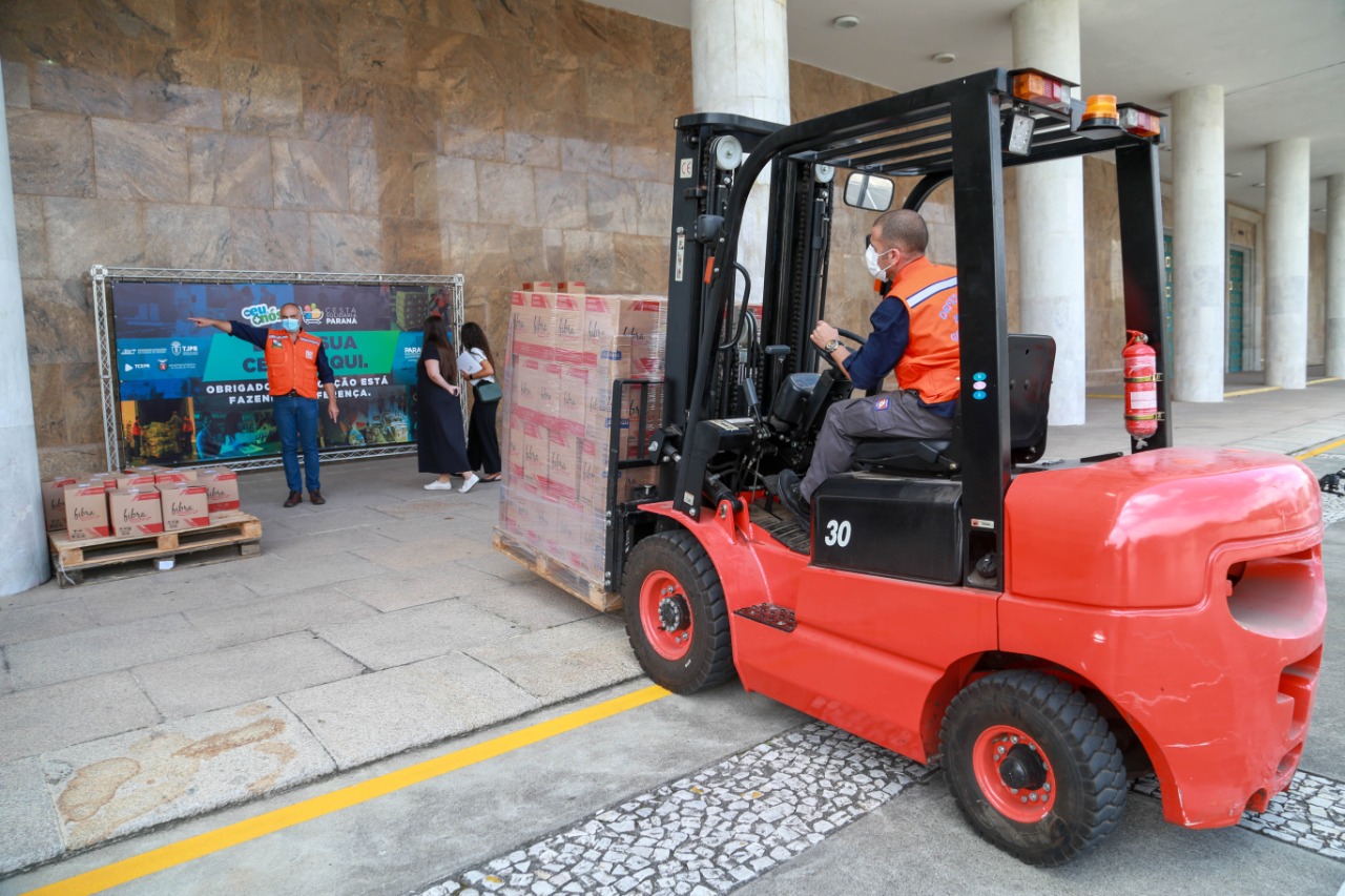 A edição 2021 da campanha Cesta Solidária Paraná, encerrada na terça-feira (06), conseguiu arrecadar mais de 200 toneladas de alimentos. . Foto: Valdelino Pontes