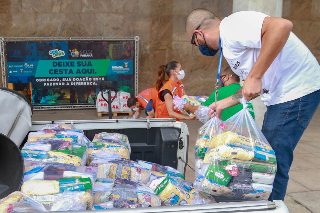 A edição 2021 da campanha Cesta Solidária Paraná, encerrada na terça-feira (06), conseguiu arrecadar mais de 200 toneladas de alimentos. . Foto: Valdelino Pontes