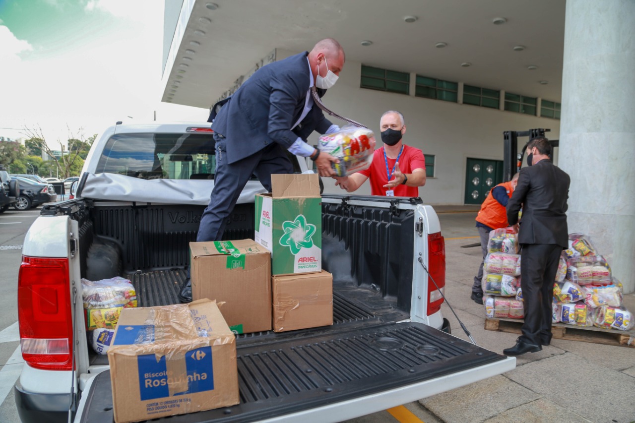 A edição 2021 da campanha Cesta Solidária Paraná, encerrada na terça-feira (06), conseguiu arrecadar mais de 200 toneladas de alimentos. . Foto: Valdelino Pontes