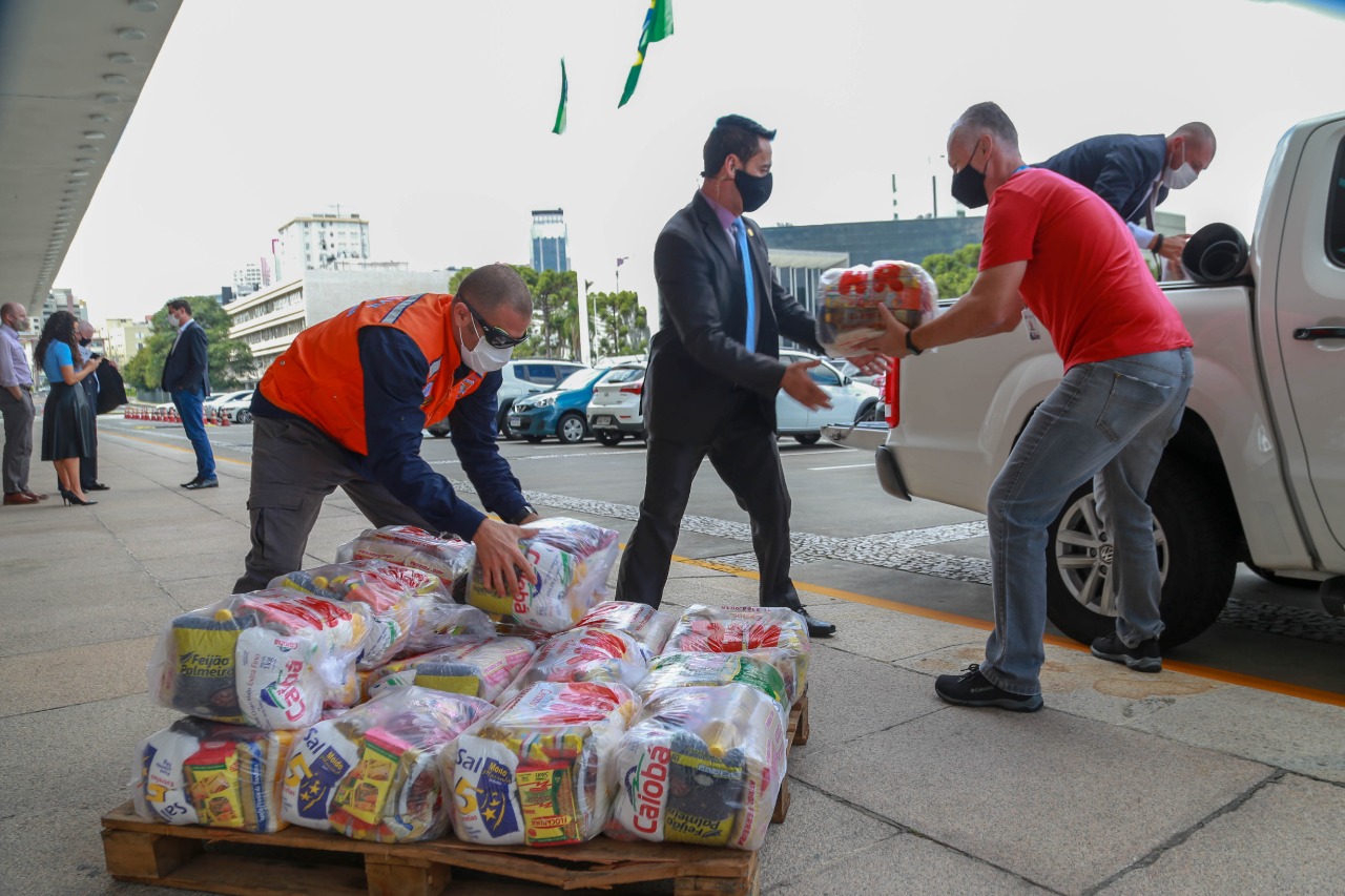 A edição 2021 da campanha Cesta Solidária Paraná, encerrada na terça-feira (06), conseguiu arrecadar mais de 200 toneladas de alimentos. . Foto: Valdelino Pontes