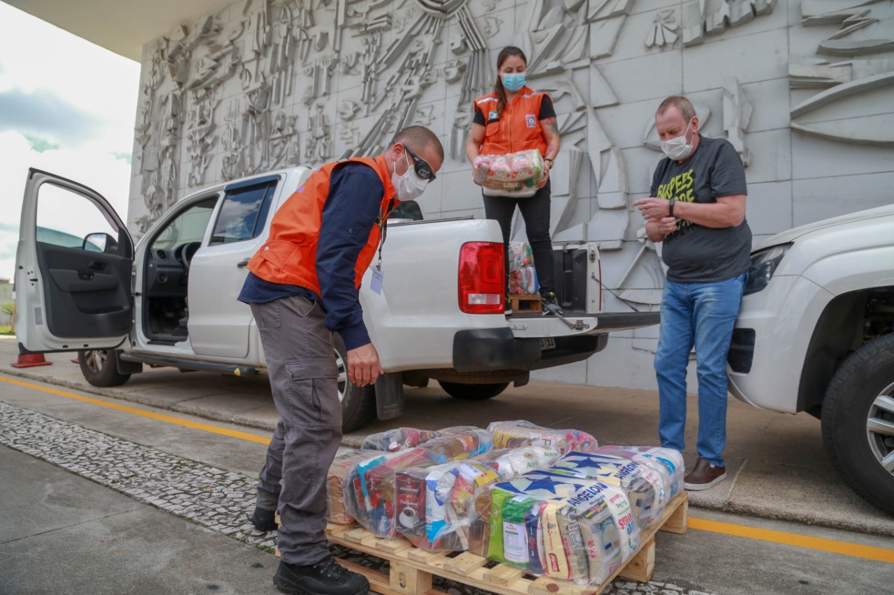 A edição 2021 da campanha Cesta Solidária Paraná, encerrada na terça-feira (06), conseguiu arrecadar mais de 200 toneladas de alimentos. . Foto: Valdelino Pontes