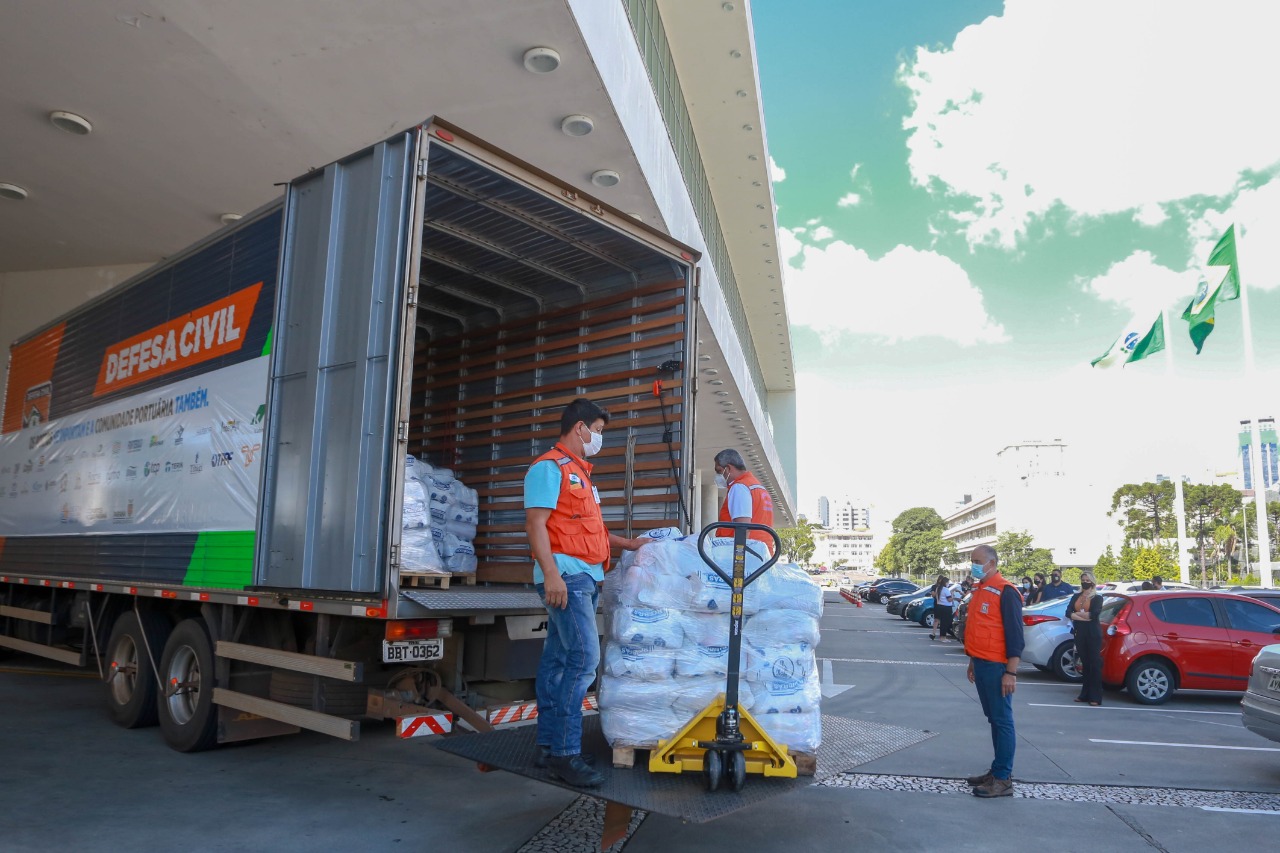 A edição 2021 da campanha Cesta Solidária Paraná, encerrada na terça-feira (06), conseguiu arrecadar mais de 200 toneladas de alimentos. . Foto: Valdelino Pontes