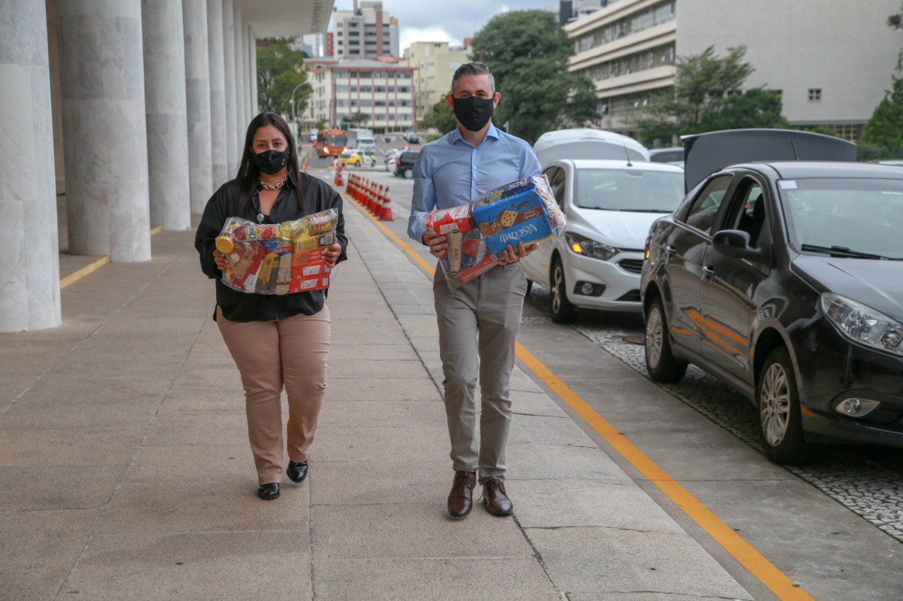 A edição 2021 da campanha Cesta Solidária Paraná, encerrada na terça-feira (06), conseguiu arrecadar mais de 200 toneladas de alimentos. . Foto: Valdelino Pontes