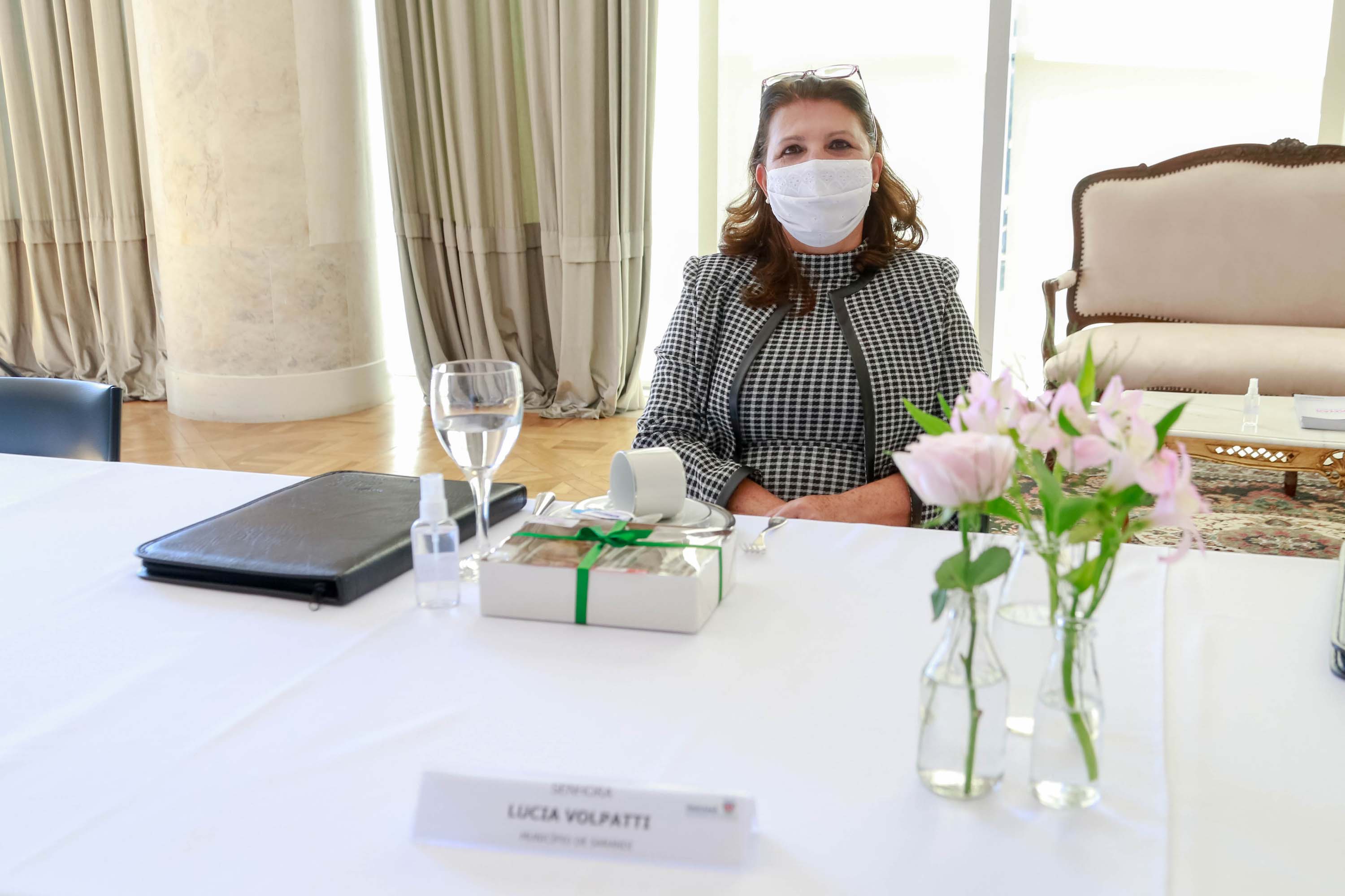 A primeira-dama do Paraná, Luciana Saito Massa, presidiu nesta terça-feira (4), em Curitiba, o primeiro Encontro de Primeiras-Damas do Paraná. A iniciativa tem como objetivo promover um debate entre as primeiras-damas de todos os municípios paranaenses sobre políticas públicas direcionadas à área social e à mulher.
