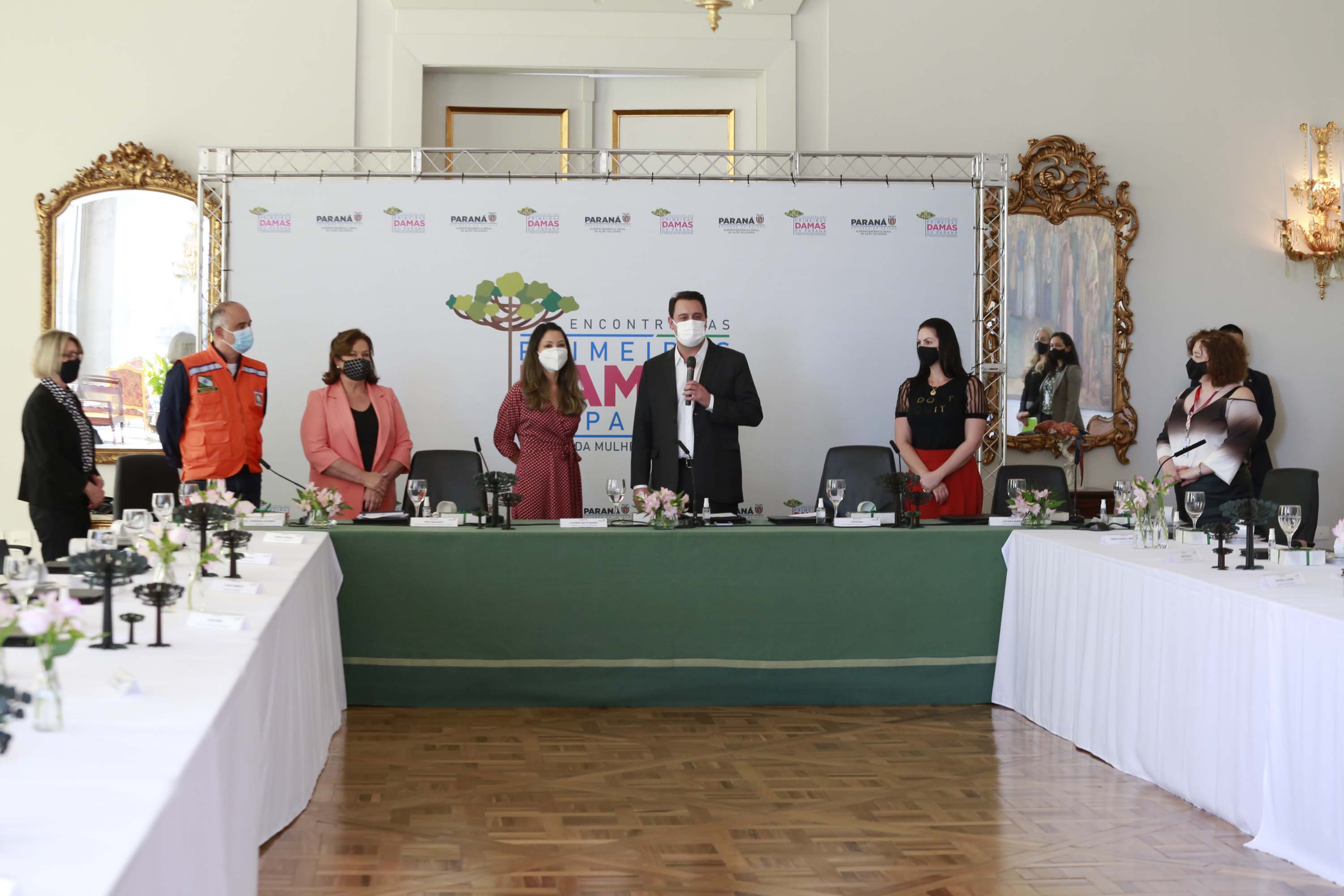 A primeira-dama do Paraná, Luciana Saito Massa, presidiu nesta terça-feira (4), em Curitiba, o primeiro Encontro de Primeiras-Damas do Paraná. A iniciativa tem como objetivo promover um debate entre as primeiras-damas de todos os municípios paranaenses sobre políticas públicas direcionadas à área social e à mulher.