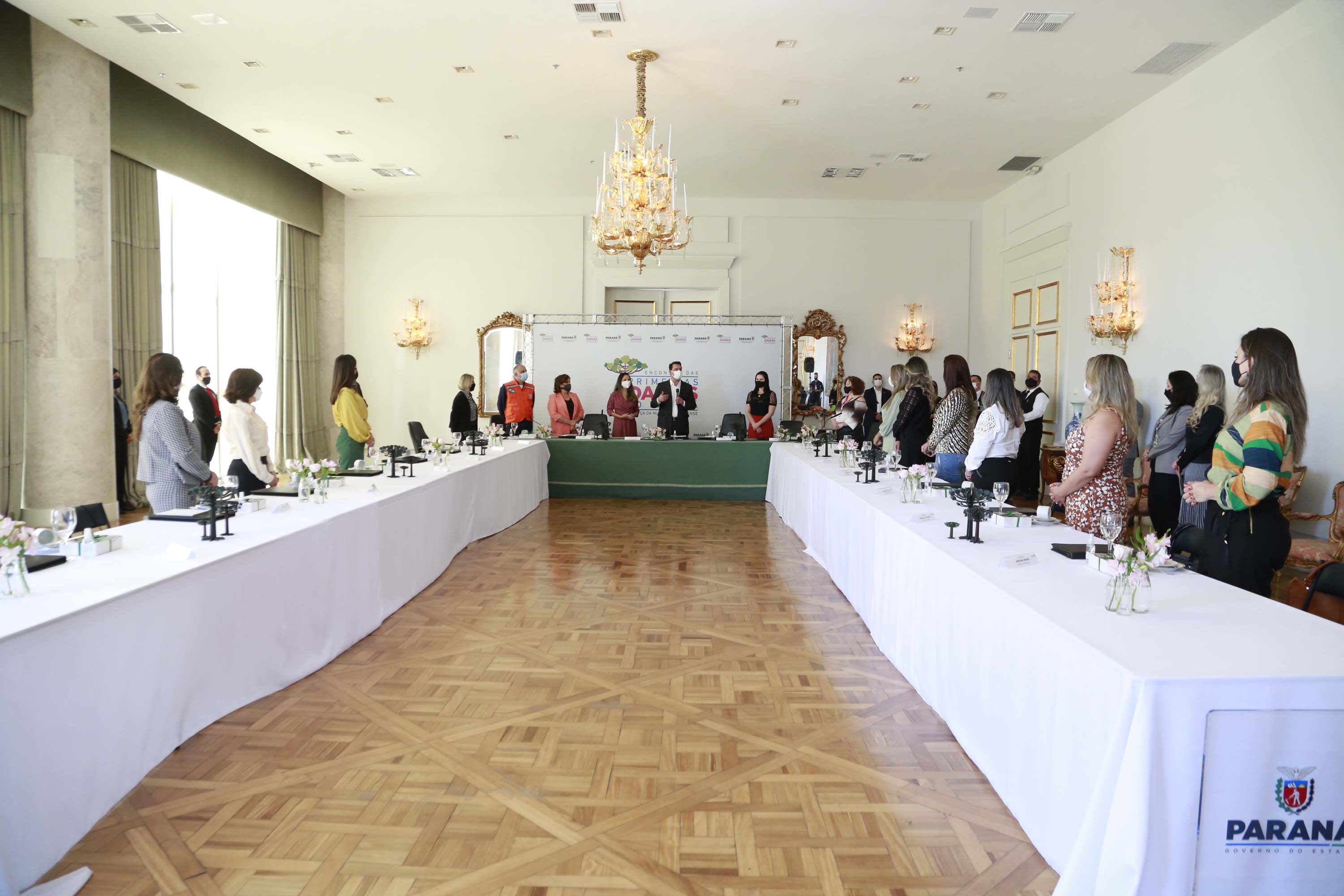 A primeira-dama do Paraná, Luciana Saito Massa, presidiu nesta terça-feira (4), em Curitiba, o primeiro Encontro de Primeiras-Damas do Paraná. A iniciativa tem como objetivo promover um debate entre as primeiras-damas de todos os municípios paranaenses sobre políticas públicas direcionadas à área social e à mulher.
