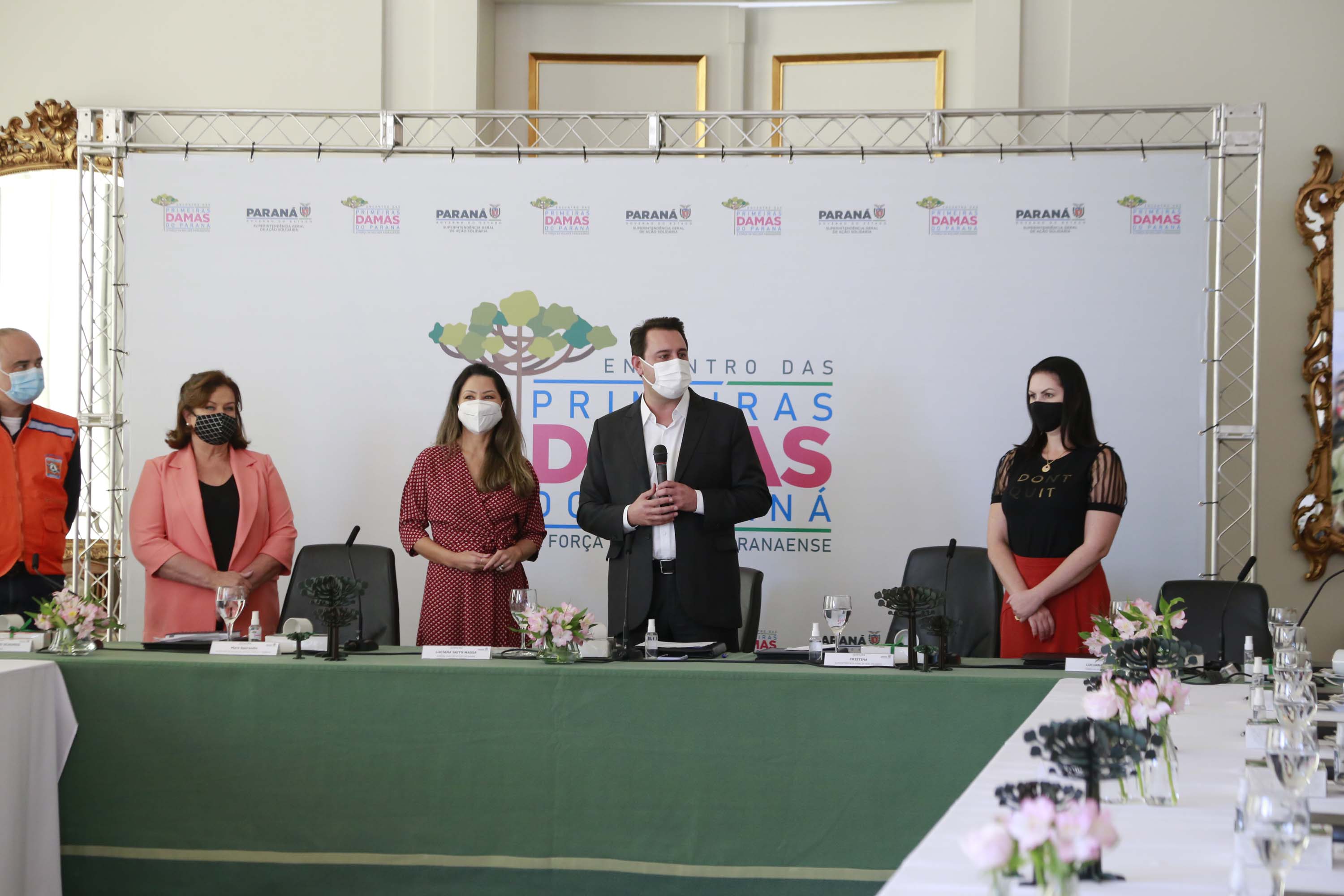 A primeira-dama do Paraná, Luciana Saito Massa, presidiu nesta terça-feira (4), em Curitiba, o primeiro Encontro de Primeiras-Damas do Paraná. A iniciativa tem como objetivo promover um debate entre as primeiras-damas de todos os municípios paranaenses sobre políticas públicas direcionadas à área social e à mulher.