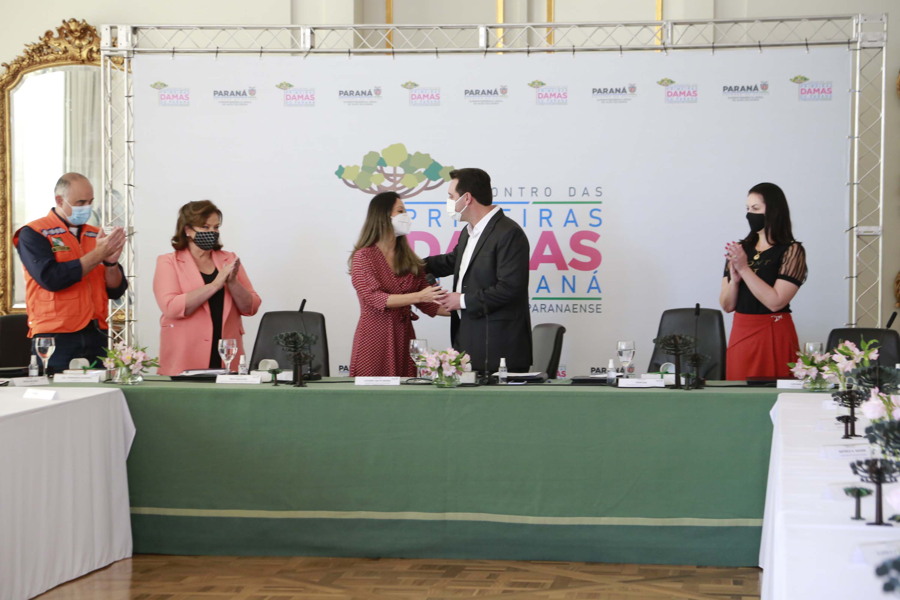 A primeira-dama do Paraná, Luciana Saito Massa, presidiu nesta terça-feira (4), em Curitiba, o primeiro Encontro de Primeiras-Damas do Paraná. A iniciativa tem como objetivo promover um debate entre as primeiras-damas de todos os municípios paranaenses sobre políticas públicas direcionadas à área social e à mulher.