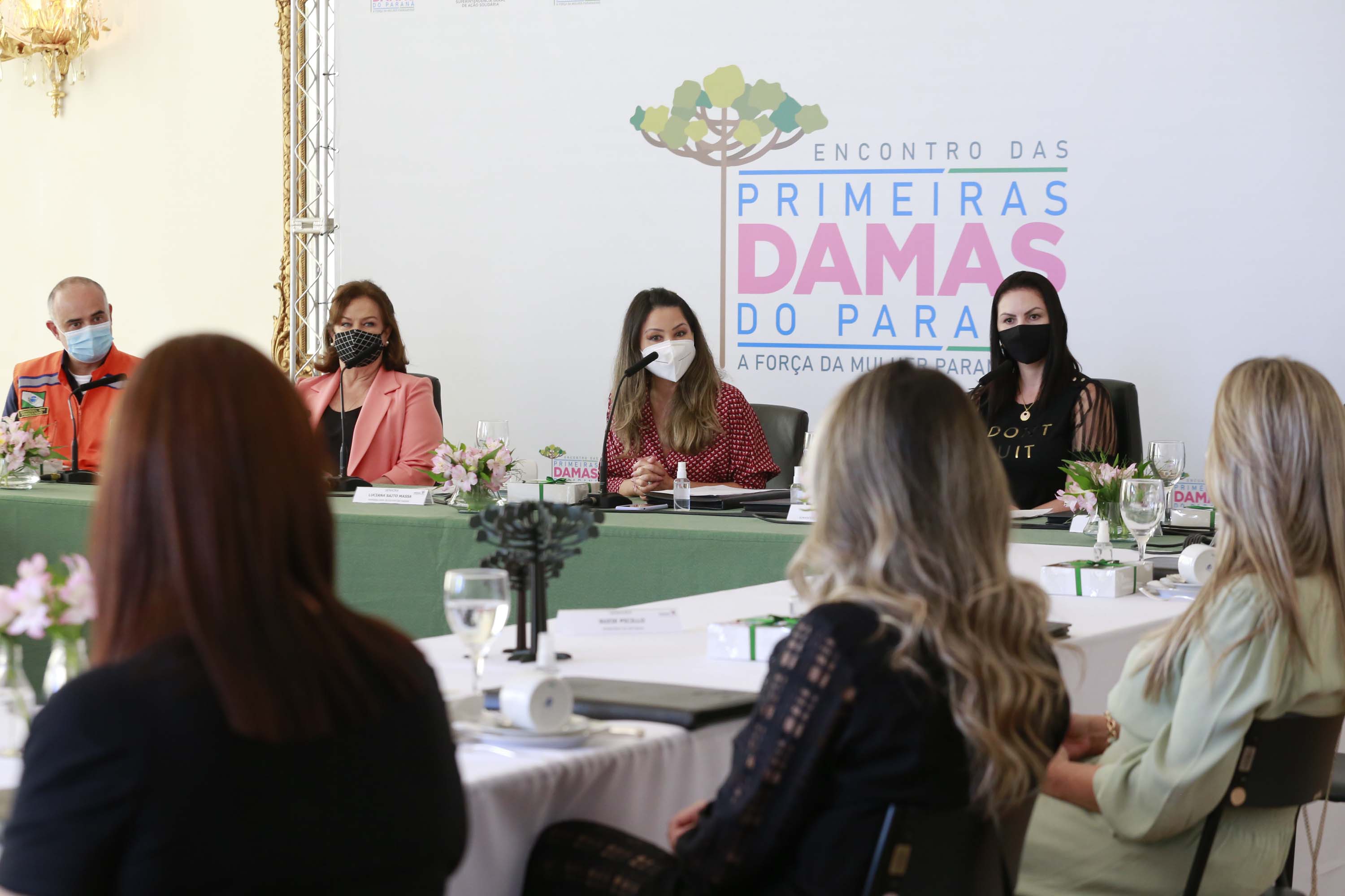A primeira-dama do Paraná, Luciana Saito Massa, presidiu nesta terça-feira (4), em Curitiba, o primeiro Encontro de Primeiras-Damas do Paraná. A iniciativa tem como objetivo promover um debate entre as primeiras-damas de todos os municípios paranaenses sobre políticas públicas direcionadas à área social e à mulher.