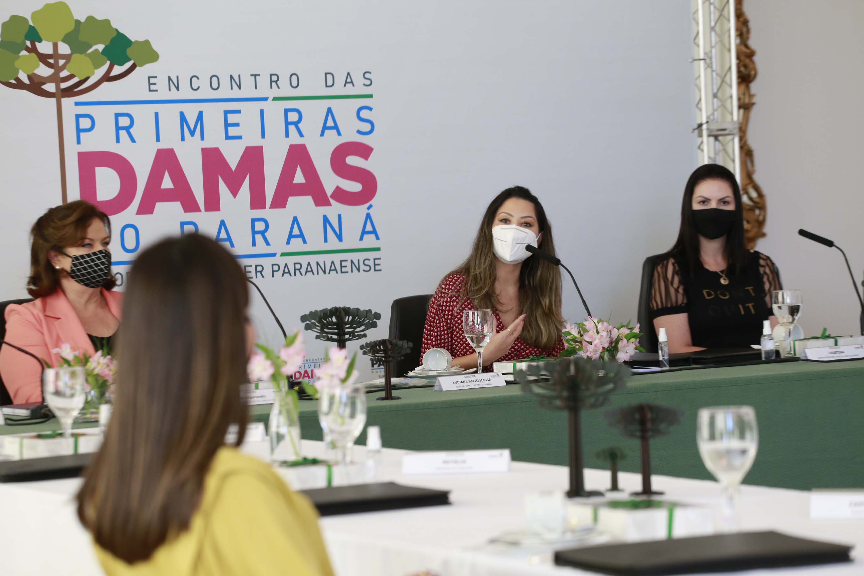 A primeira-dama do Paraná, Luciana Saito Massa, presidiu nesta terça-feira (4), em Curitiba, o primeiro Encontro de Primeiras-Damas do Paraná. A iniciativa tem como objetivo promover um debate entre as primeiras-damas de todos os municípios paranaenses sobre políticas públicas direcionadas à área social e à mulher.
