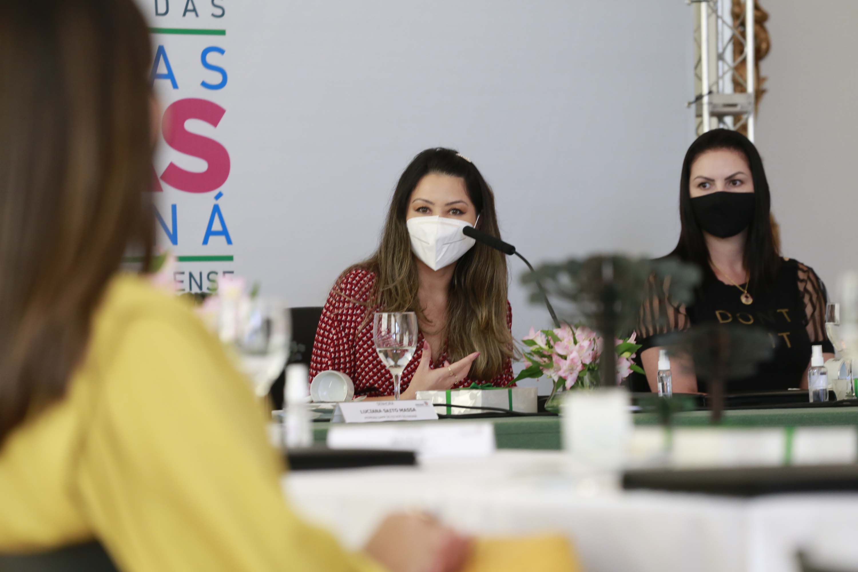 A primeira-dama do Paraná, Luciana Saito Massa, presidiu nesta terça-feira (4), em Curitiba, o primeiro Encontro de Primeiras-Damas do Paraná. A iniciativa tem como objetivo promover um debate entre as primeiras-damas de todos os municípios paranaenses sobre políticas públicas direcionadas à área social e à mulher.