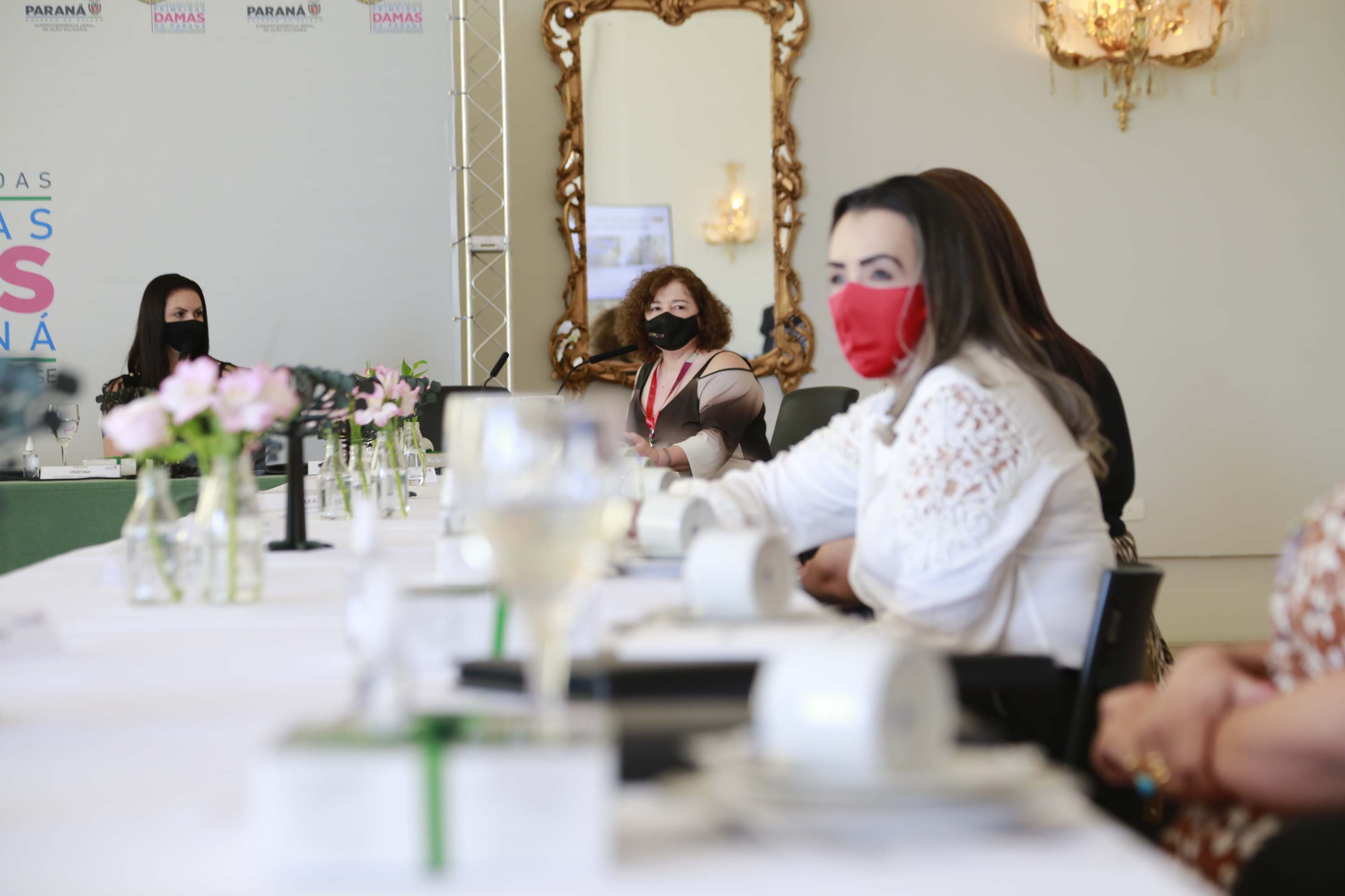 A primeira-dama do Paraná, Luciana Saito Massa, presidiu nesta terça-feira (4), em Curitiba, o primeiro Encontro de Primeiras-Damas do Paraná. A iniciativa tem como objetivo promover um debate entre as primeiras-damas de todos os municípios paranaenses sobre políticas públicas direcionadas à área social e à mulher.