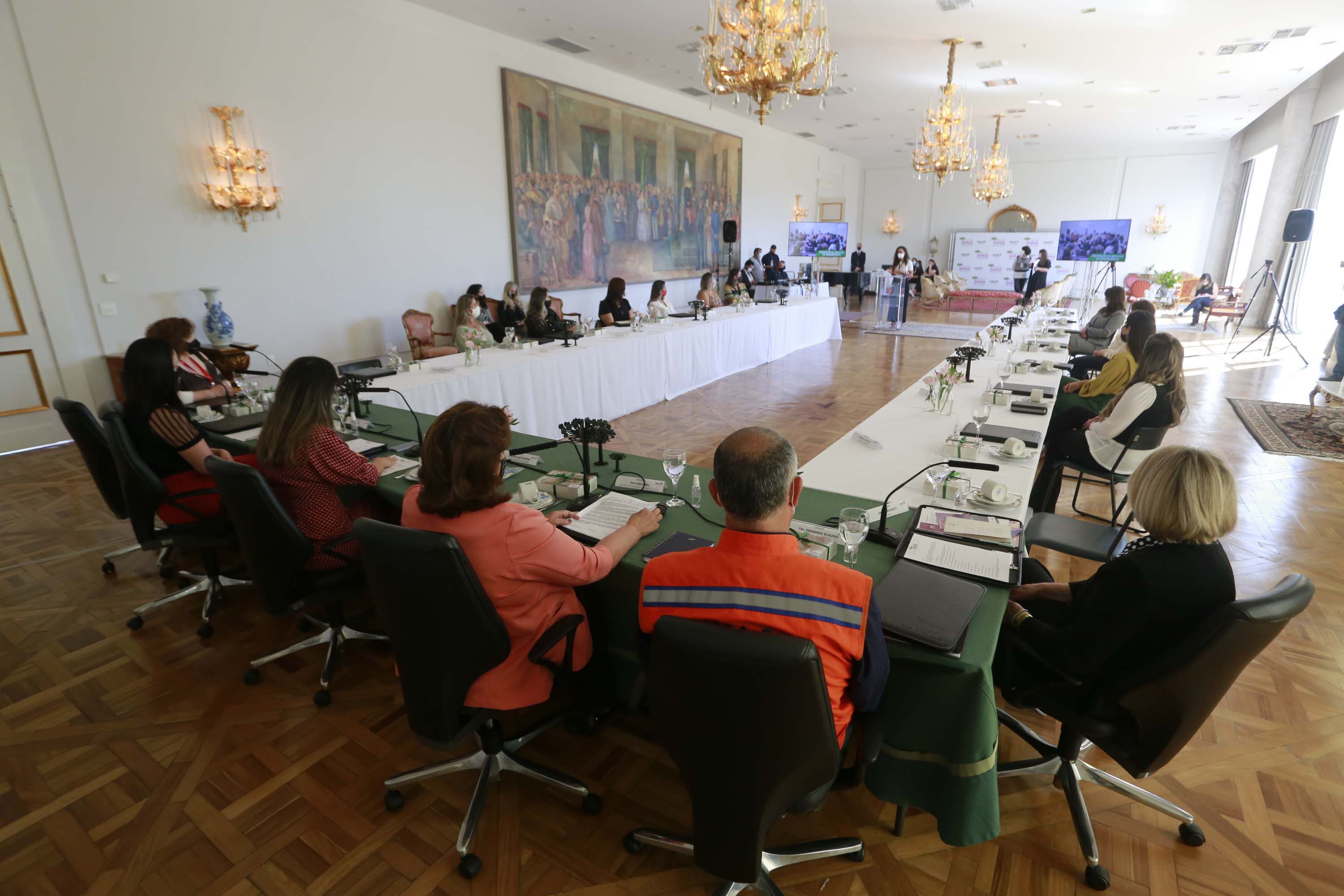 A primeira-dama do Paraná, Luciana Saito Massa, presidiu nesta terça-feira (4), em Curitiba, o primeiro Encontro de Primeiras-Damas do Paraná. A iniciativa tem como objetivo promover um debate entre as primeiras-damas de todos os municípios paranaenses sobre políticas públicas direcionadas à área social e à mulher.