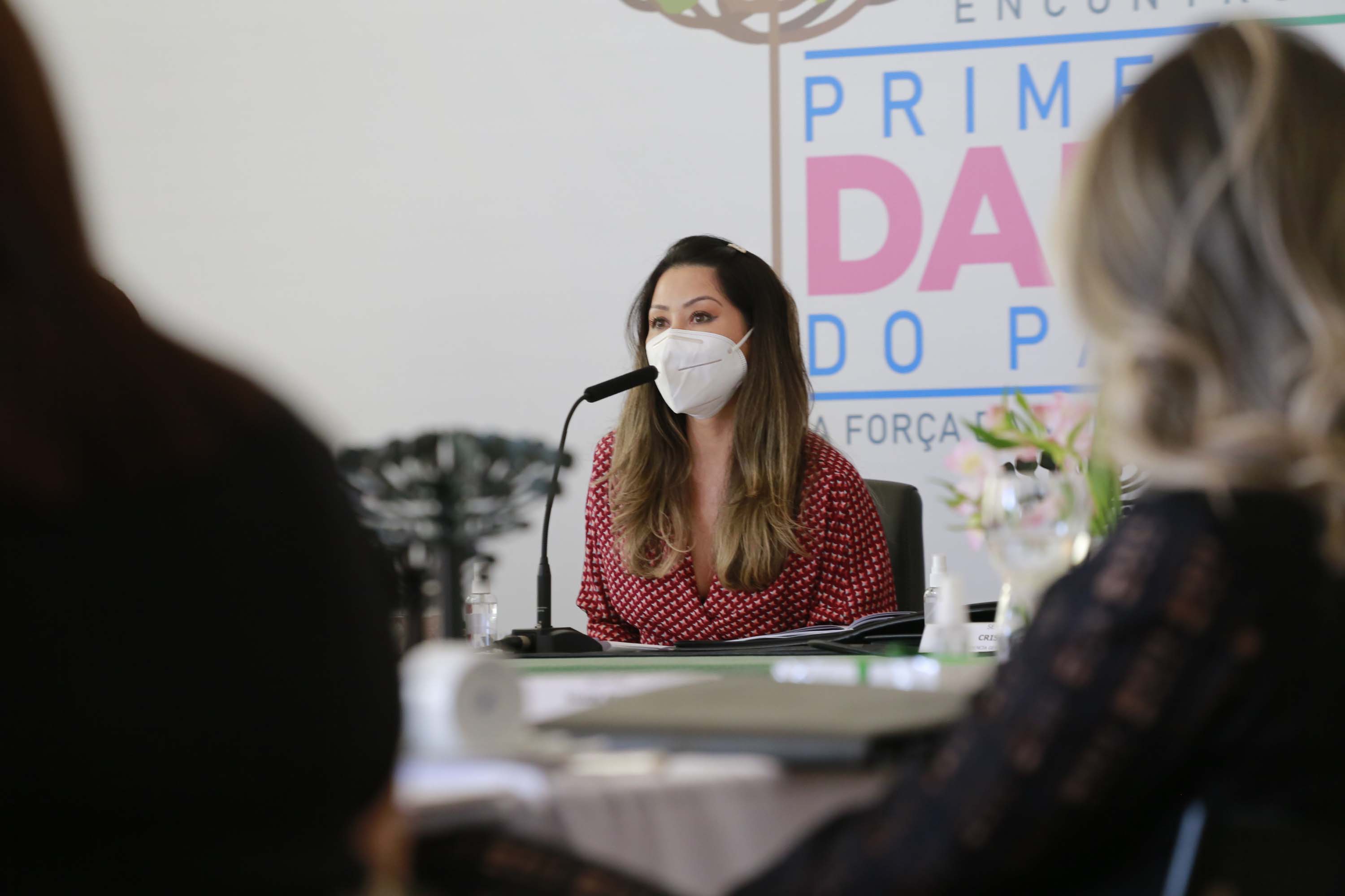 A primeira-dama do Paraná, Luciana Saito Massa, presidiu nesta terça-feira (4), em Curitiba, o primeiro Encontro de Primeiras-Damas do Paraná. A iniciativa tem como objetivo promover um debate entre as primeiras-damas de todos os municípios paranaenses sobre políticas públicas direcionadas à área social e à mulher.