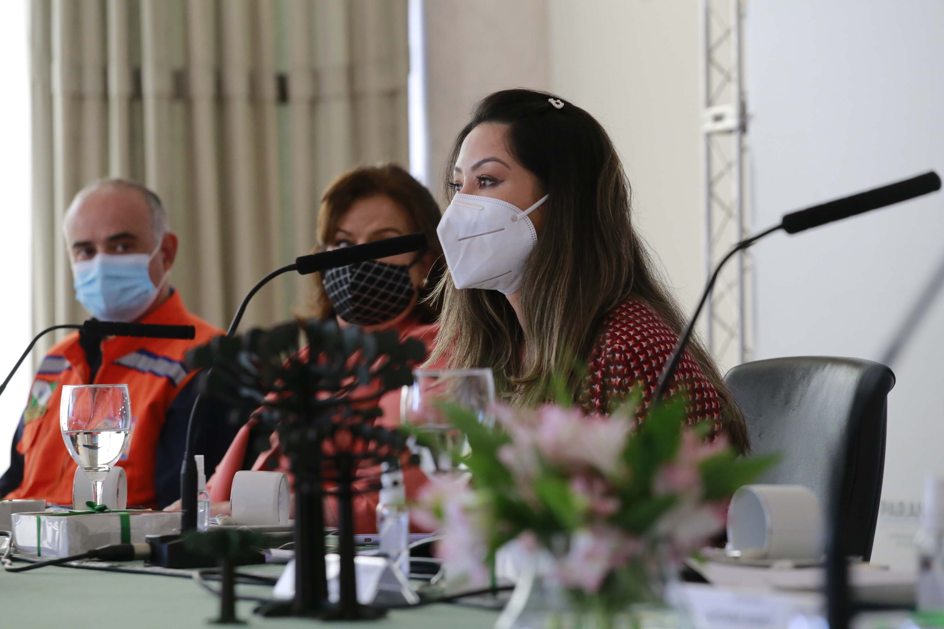 A primeira-dama do Paraná, Luciana Saito Massa, presidiu nesta terça-feira (4), em Curitiba, o primeiro Encontro de Primeiras-Damas do Paraná. A iniciativa tem como objetivo promover um debate entre as primeiras-damas de todos os municípios paranaenses sobre políticas públicas direcionadas à área social e à mulher.