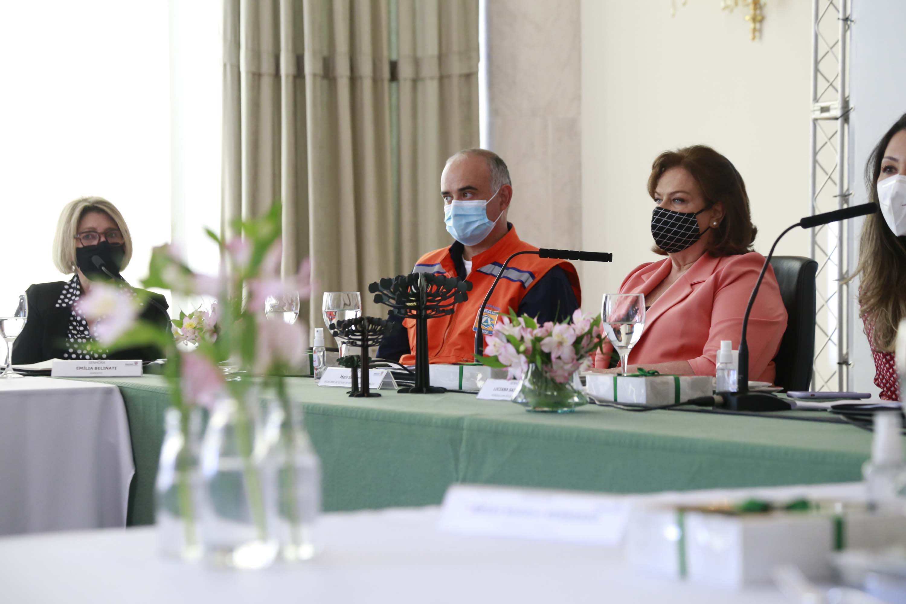 A primeira-dama do Paraná, Luciana Saito Massa, presidiu nesta terça-feira (4), em Curitiba, o primeiro Encontro de Primeiras-Damas do Paraná. A iniciativa tem como objetivo promover um debate entre as primeiras-damas de todos os municípios paranaenses sobre políticas públicas direcionadas à área social e à mulher.