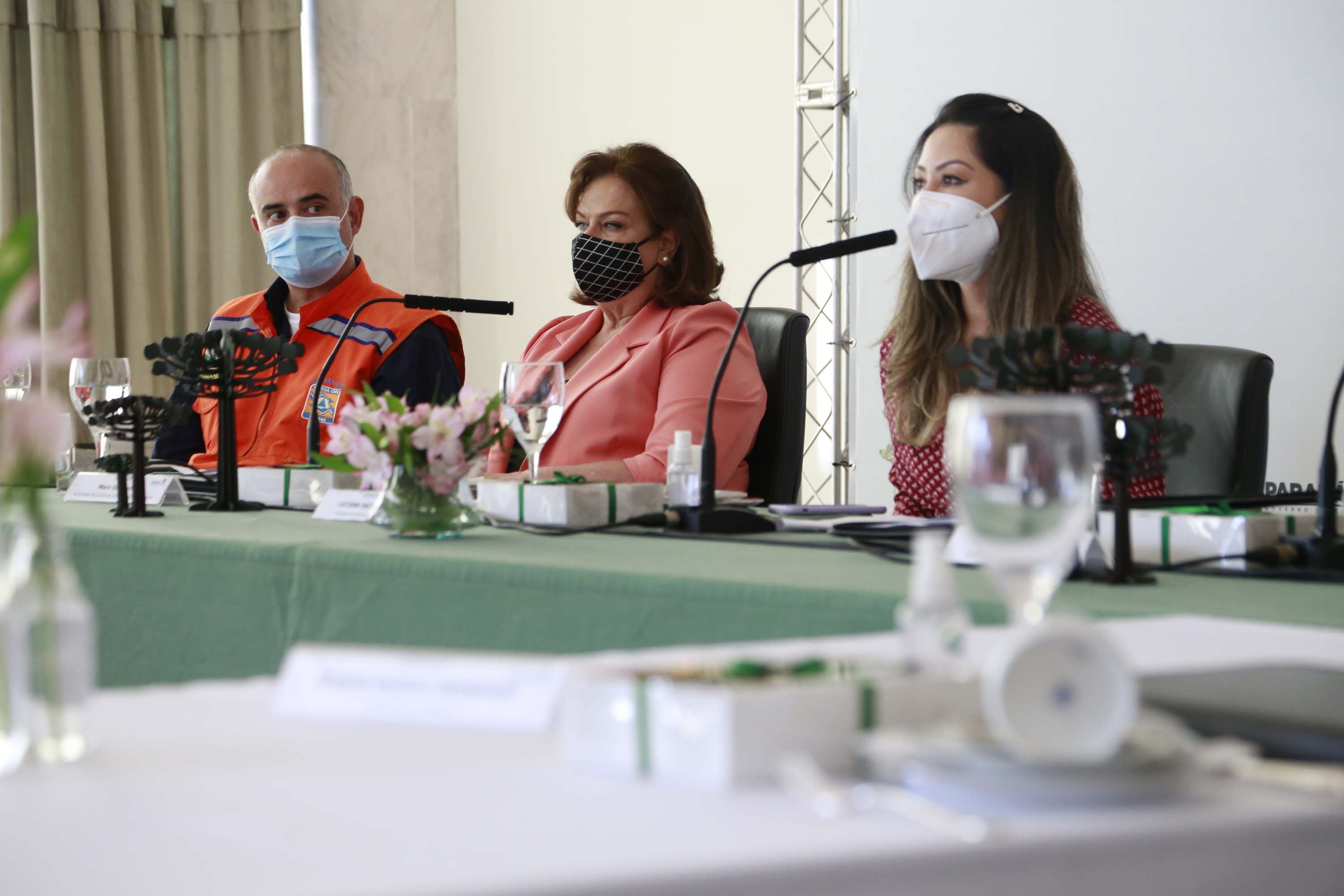 A primeira-dama do Paraná, Luciana Saito Massa, presidiu nesta terça-feira (4), em Curitiba, o primeiro Encontro de Primeiras-Damas do Paraná. A iniciativa tem como objetivo promover um debate entre as primeiras-damas de todos os municípios paranaenses sobre políticas públicas direcionadas à área social e à mulher.