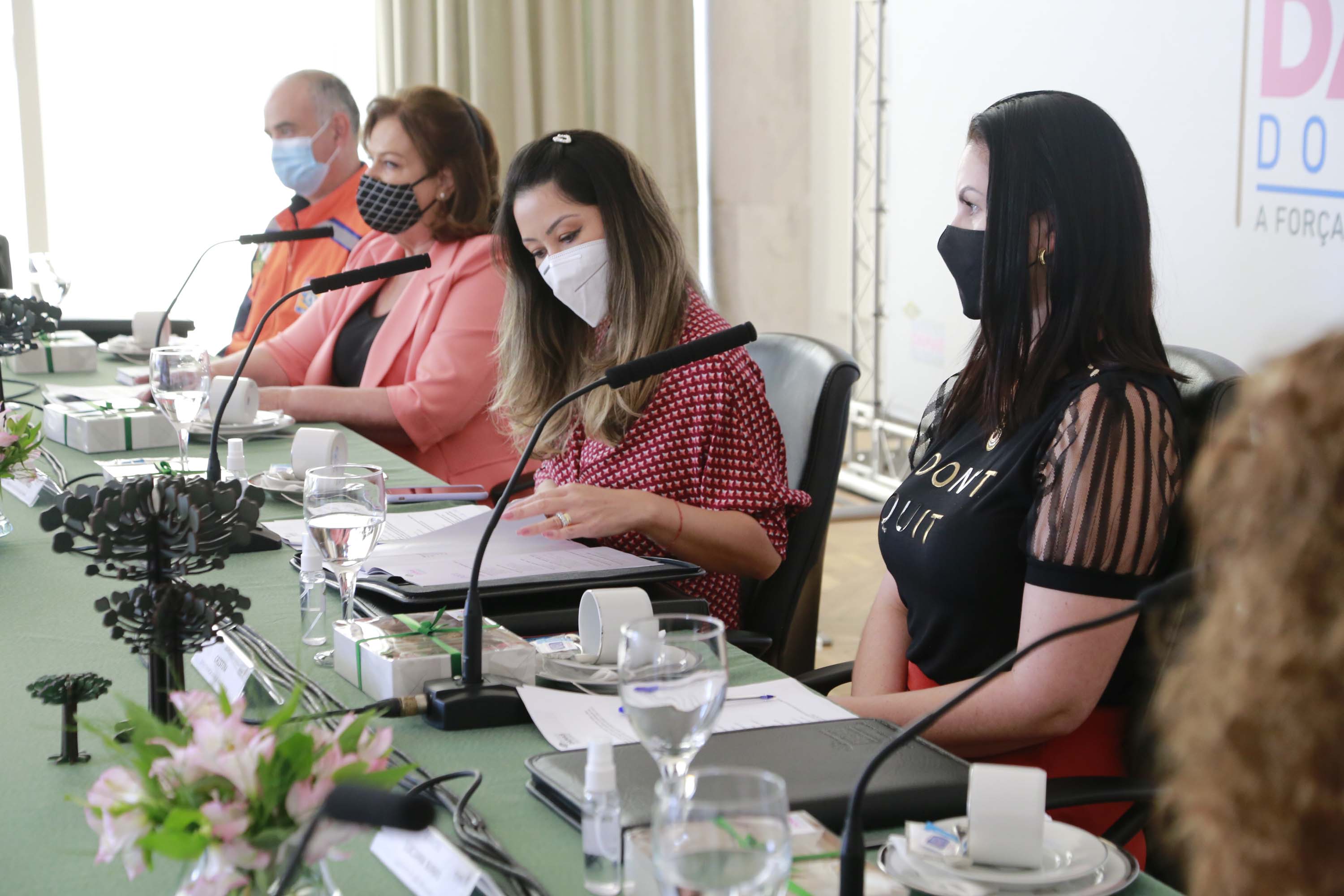 A primeira-dama do Paraná, Luciana Saito Massa, presidiu nesta terça-feira (4), em Curitiba, o primeiro Encontro de Primeiras-Damas do Paraná. A iniciativa tem como objetivo promover um debate entre as primeiras-damas de todos os municípios paranaenses sobre políticas públicas direcionadas à área social e à mulher.