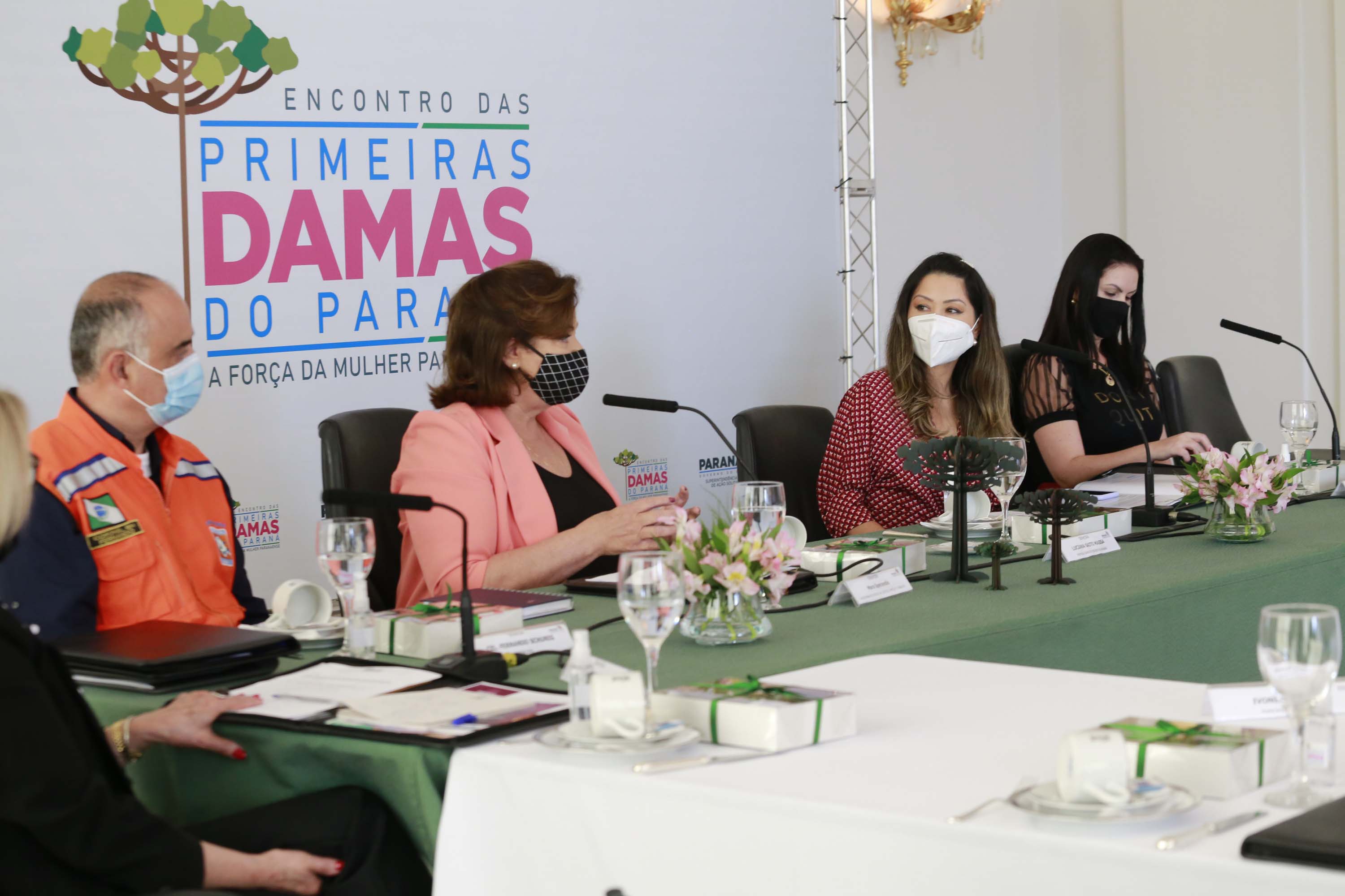 A primeira-dama do Paraná, Luciana Saito Massa, presidiu nesta terça-feira (4), em Curitiba, o primeiro Encontro de Primeiras-Damas do Paraná. A iniciativa tem como objetivo promover um debate entre as primeiras-damas de todos os municípios paranaenses sobre políticas públicas direcionadas à área social e à mulher.