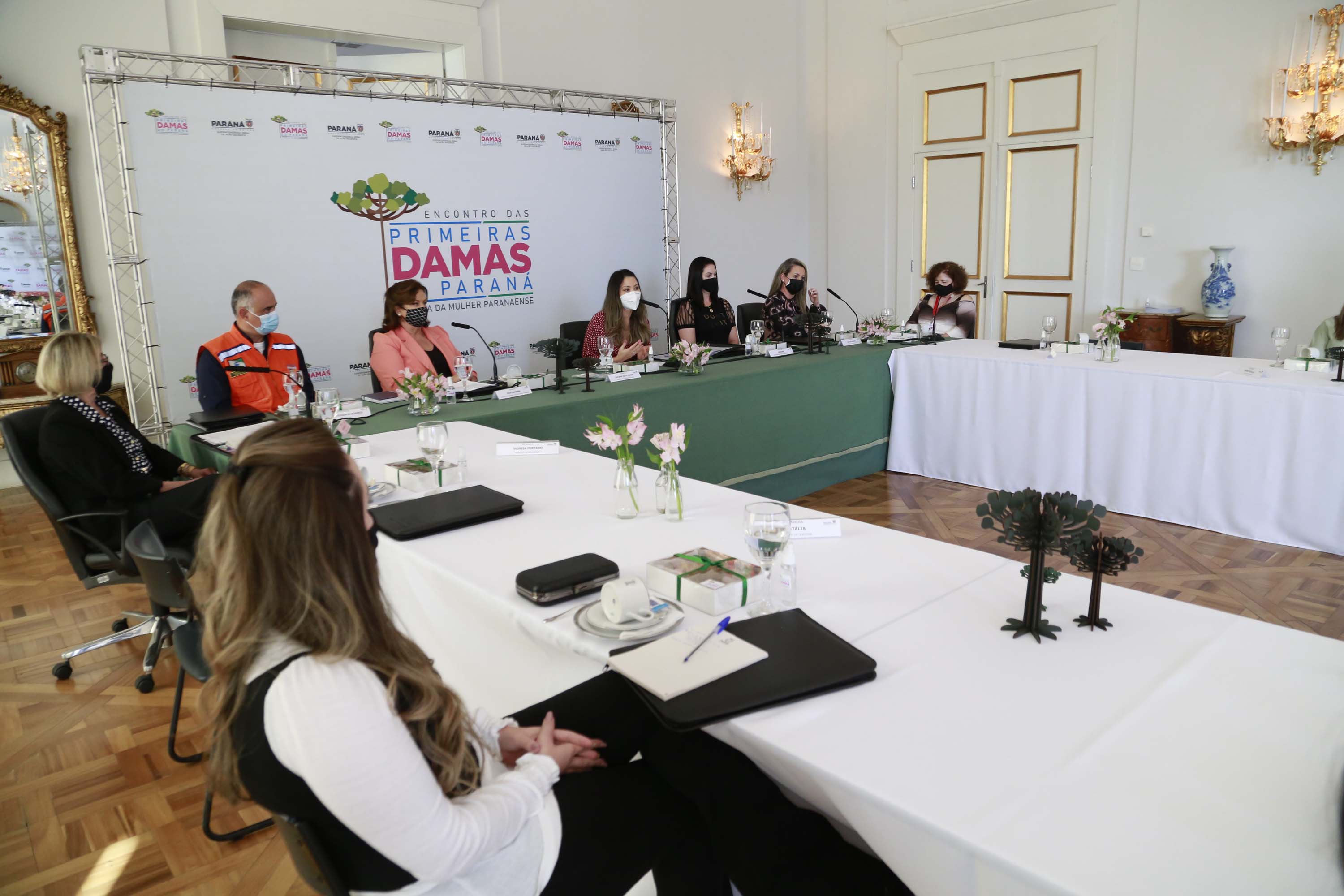 A primeira-dama do Paraná, Luciana Saito Massa, presidiu nesta terça-feira (4), em Curitiba, o primeiro Encontro de Primeiras-Damas do Paraná. A iniciativa tem como objetivo promover um debate entre as primeiras-damas de todos os municípios paranaenses sobre políticas públicas direcionadas à área social e à mulher.