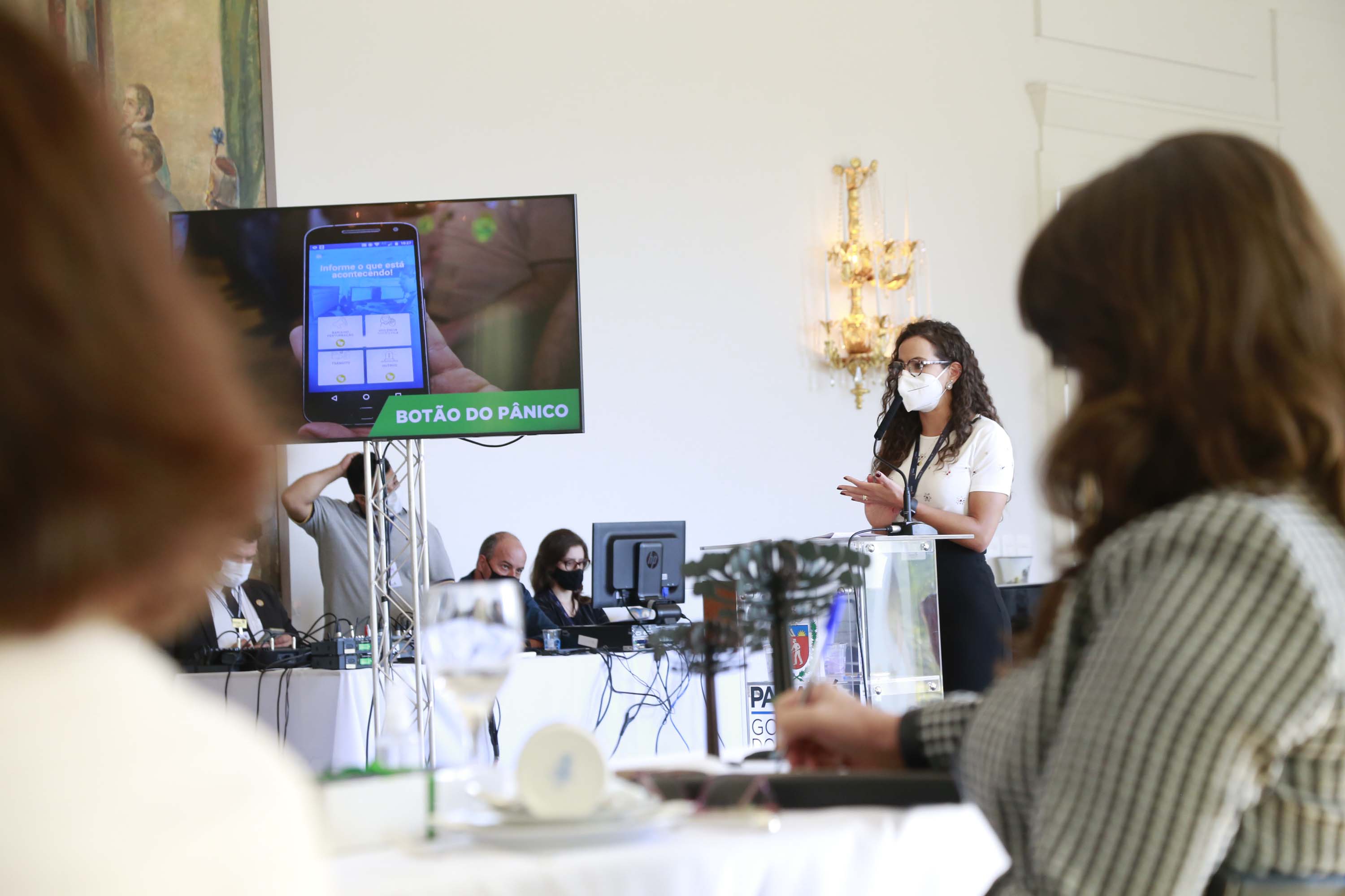 A primeira-dama do Paraná, Luciana Saito Massa, presidiu nesta terça-feira (4), em Curitiba, o primeiro Encontro de Primeiras-Damas do Paraná. A iniciativa tem como objetivo promover um debate entre as primeiras-damas de todos os municípios paranaenses sobre políticas públicas direcionadas à área social e à mulher.