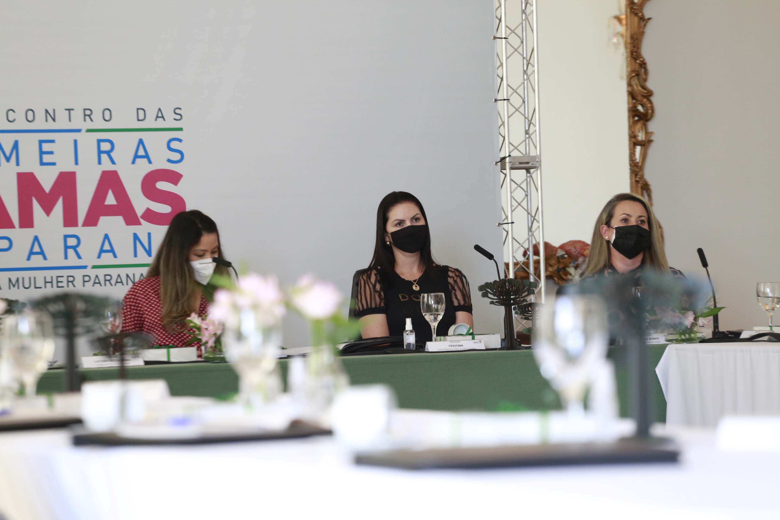 A primeira-dama do Paraná, Luciana Saito Massa, presidiu nesta terça-feira (4), em Curitiba, o primeiro Encontro de Primeiras-Damas do Paraná. A iniciativa tem como objetivo promover um debate entre as primeiras-damas de todos os municípios paranaenses sobre políticas públicas direcionadas à área social e à mulher.