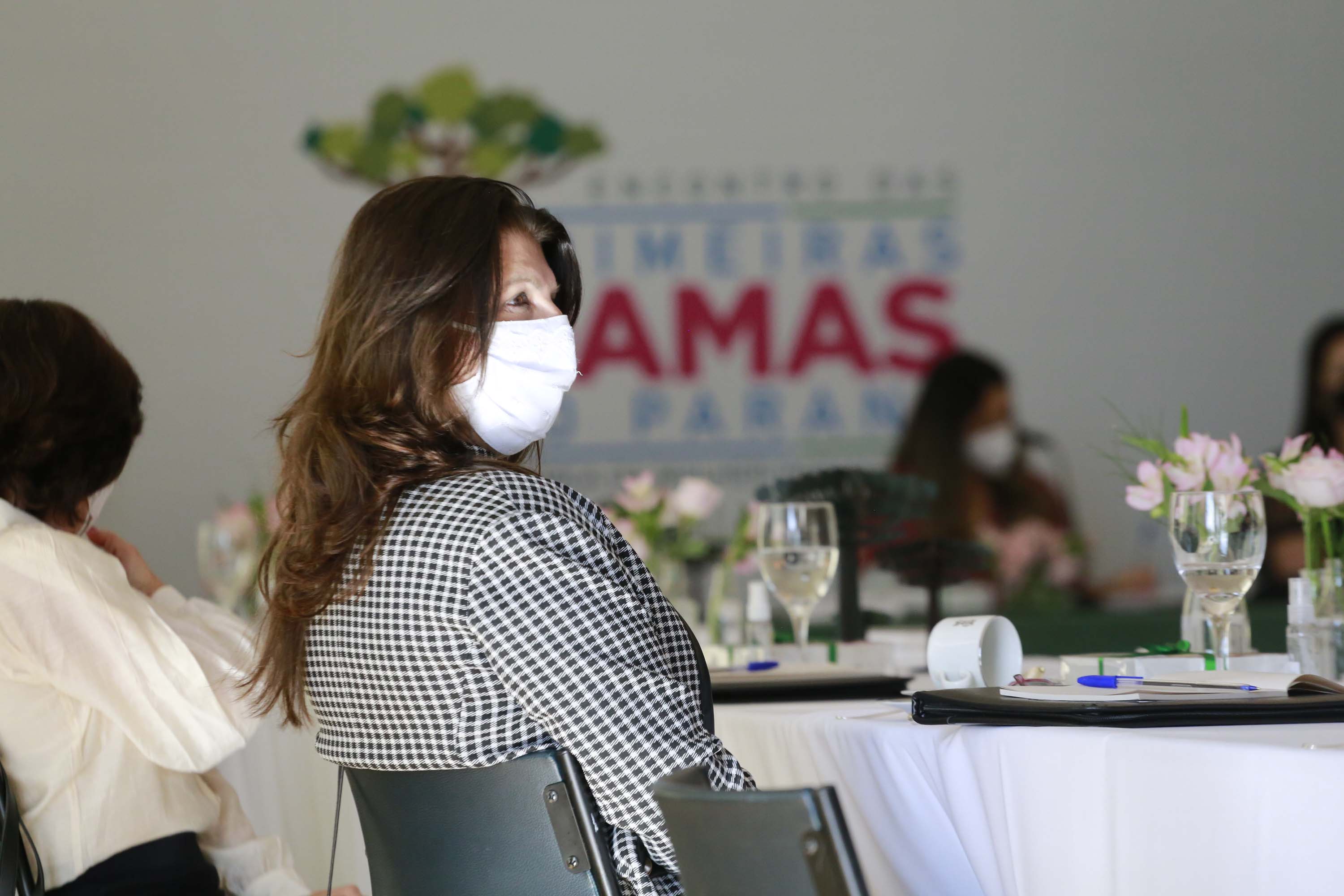 A primeira-dama do Paraná, Luciana Saito Massa, presidiu nesta terça-feira (4), em Curitiba, o primeiro Encontro de Primeiras-Damas do Paraná. A iniciativa tem como objetivo promover um debate entre as primeiras-damas de todos os municípios paranaenses sobre políticas públicas direcionadas à área social e à mulher.