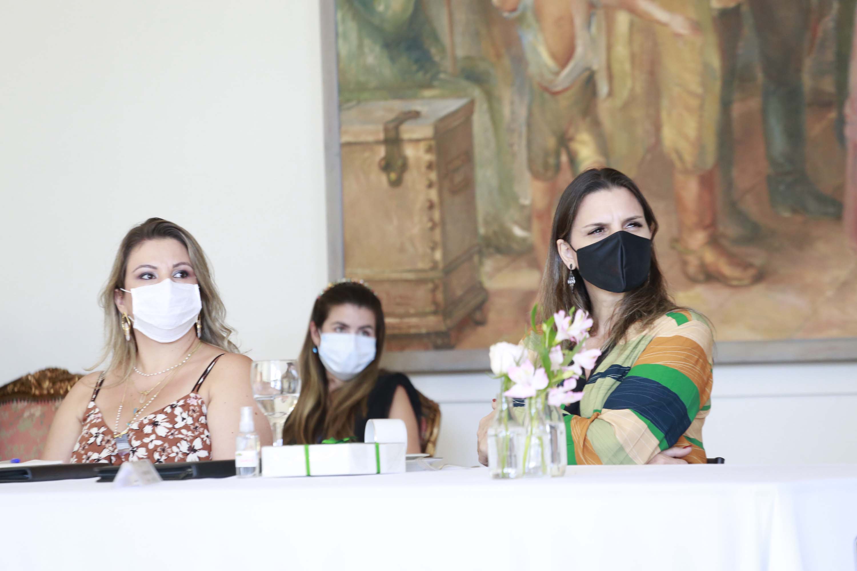 A primeira-dama do Paraná, Luciana Saito Massa, presidiu nesta terça-feira (4), em Curitiba, o primeiro Encontro de Primeiras-Damas do Paraná. A iniciativa tem como objetivo promover um debate entre as primeiras-damas de todos os municípios paranaenses sobre políticas públicas direcionadas à área social e à mulher.