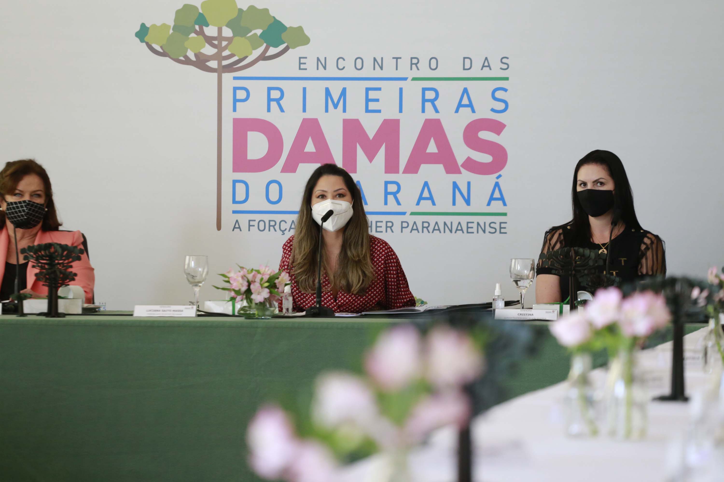 A primeira-dama do Paraná, Luciana Saito Massa, presidiu nesta terça-feira (4), em Curitiba, o primeiro Encontro de Primeiras-Damas do Paraná. A iniciativa tem como objetivo promover um debate entre as primeiras-damas de todos os municípios paranaenses sobre políticas públicas direcionadas à área social e à mulher.