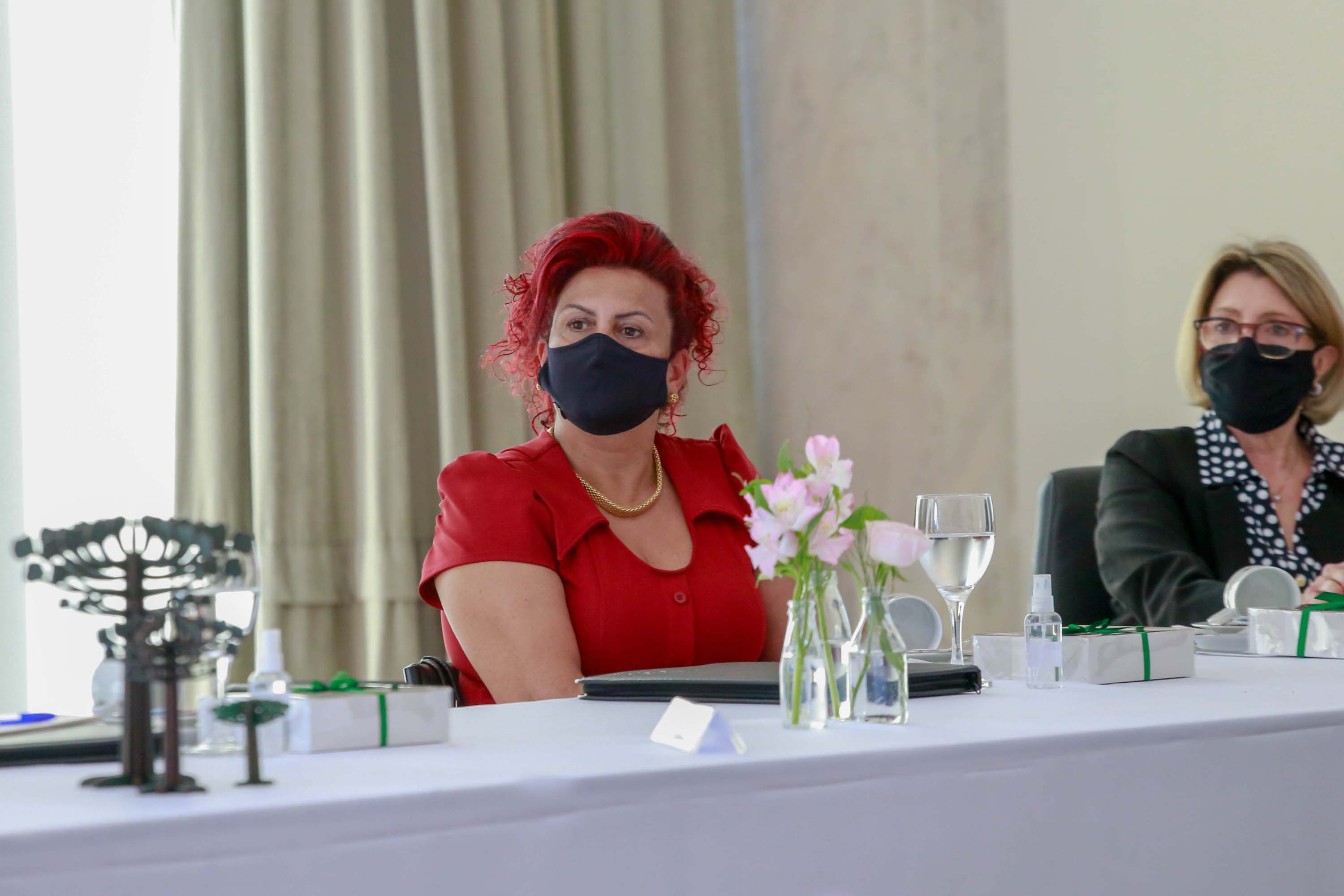 A primeira-dama do Paraná, Luciana Saito Massa, presidiu nesta terça-feira (4), em Curitiba, o primeiro Encontro de Primeiras-Damas do Paraná. A iniciativa tem como objetivo promover um debate entre as primeiras-damas de todos os municípios paranaenses sobre políticas públicas direcionadas à área social e à mulher.