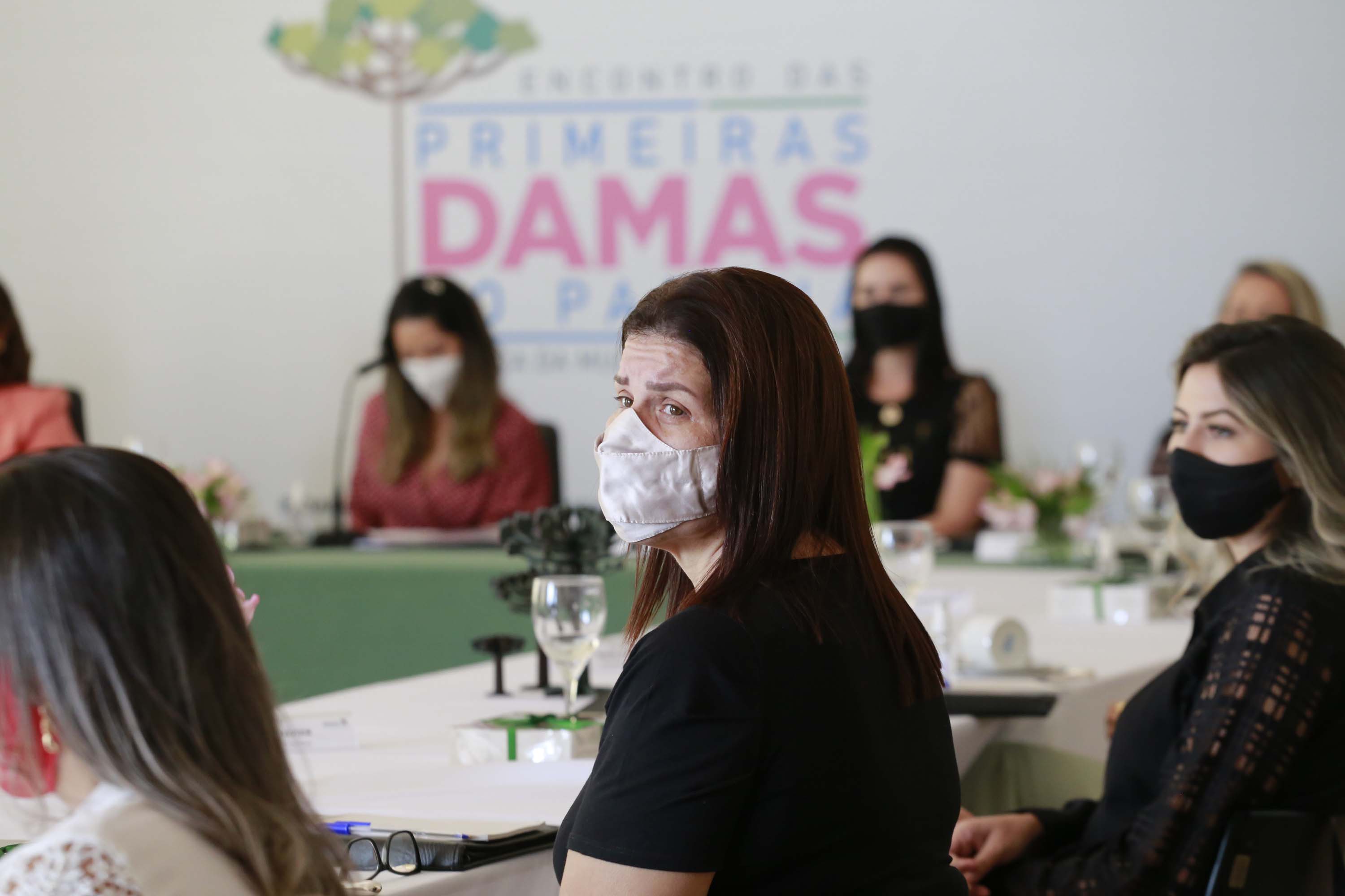 A primeira-dama do Paraná, Luciana Saito Massa, presidiu nesta terça-feira (4), em Curitiba, o primeiro Encontro de Primeiras-Damas do Paraná. A iniciativa tem como objetivo promover um debate entre as primeiras-damas de todos os municípios paranaenses sobre políticas públicas direcionadas à área social e à mulher.