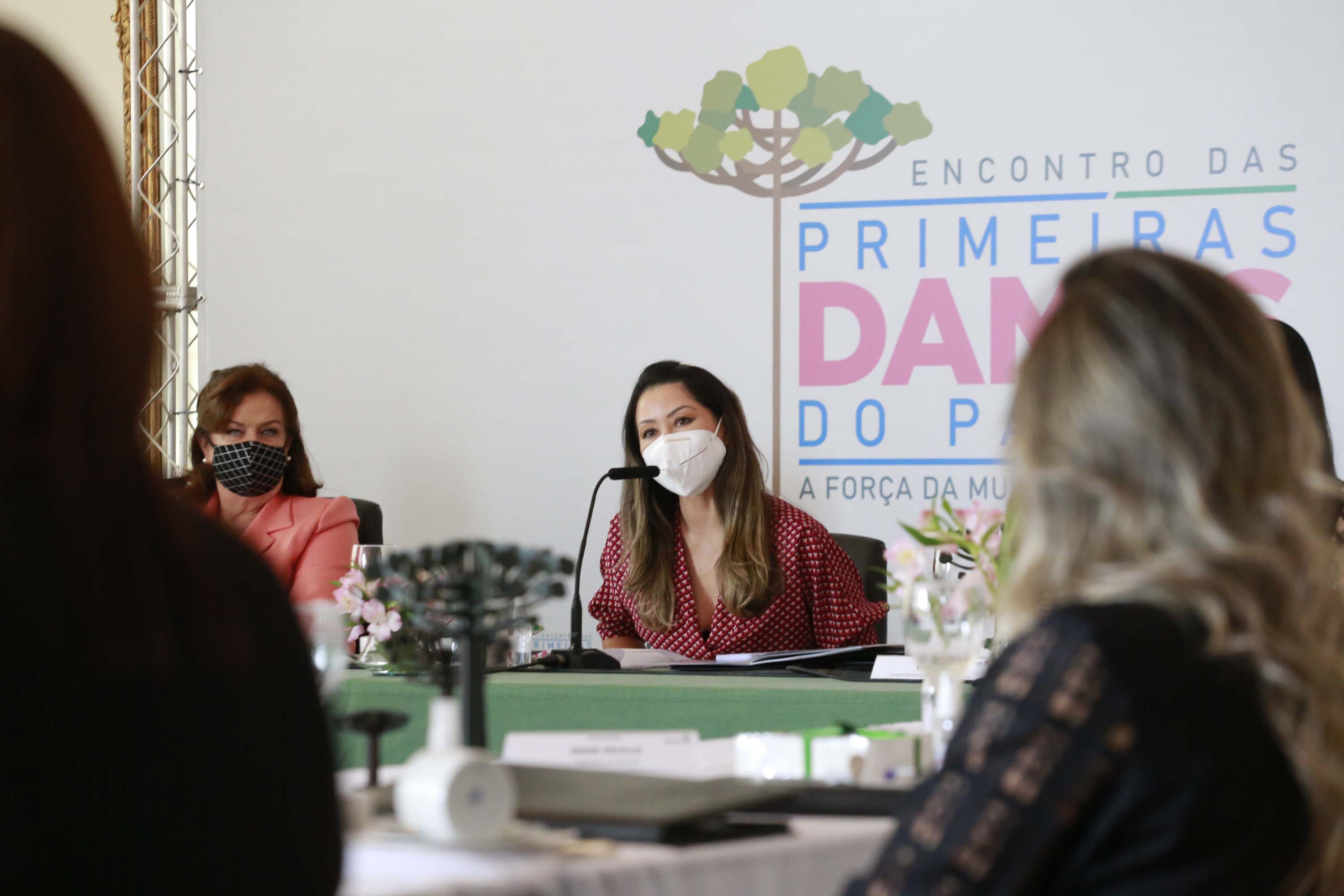 A primeira-dama do Paraná, Luciana Saito Massa, presidiu nesta terça-feira (4), em Curitiba, o primeiro Encontro de Primeiras-Damas do Paraná. A iniciativa tem como objetivo promover um debate entre as primeiras-damas de todos os municípios paranaenses sobre políticas públicas direcionadas à área social e à mulher.