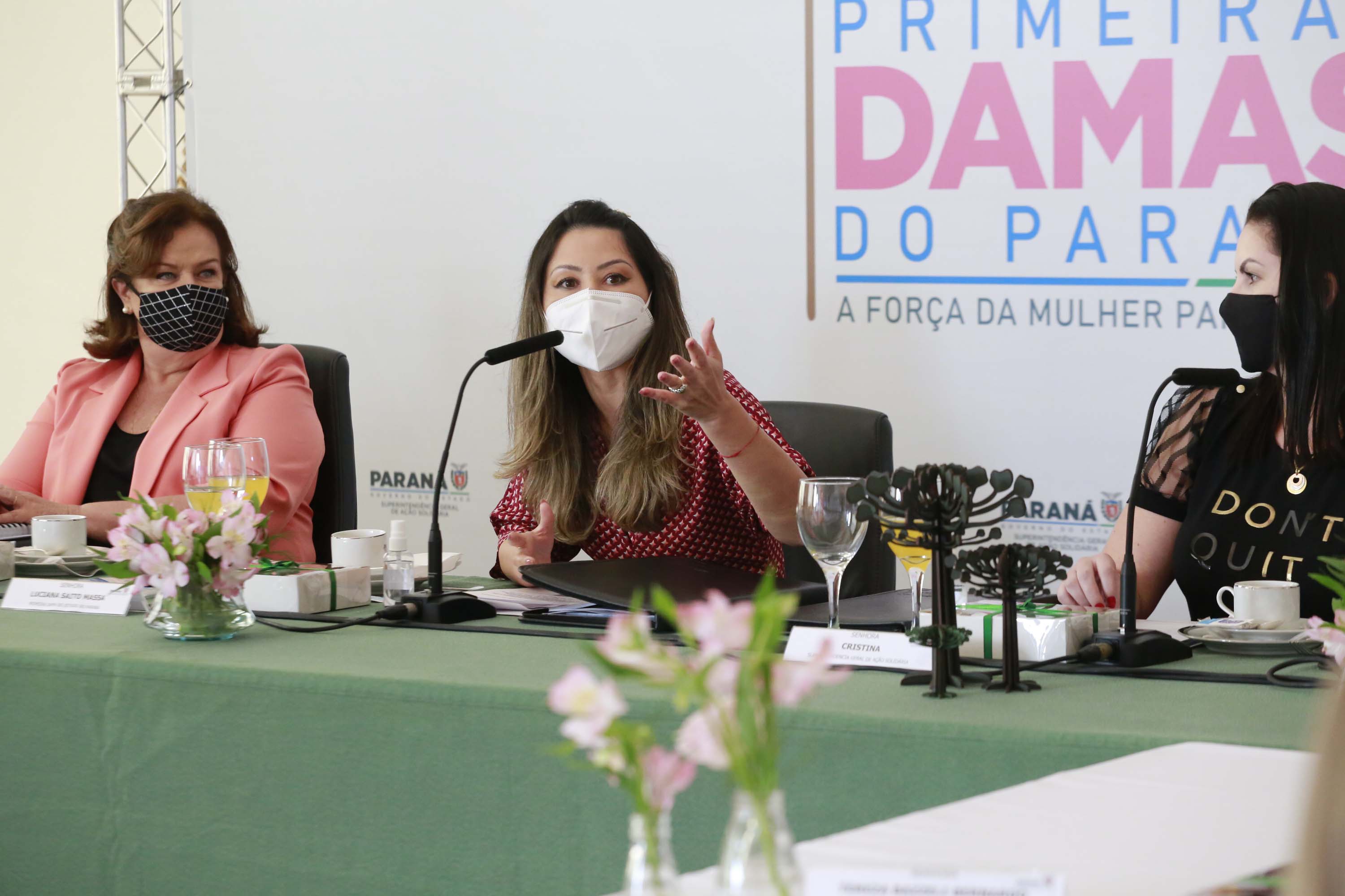 A primeira-dama do Paraná, Luciana Saito Massa, presidiu nesta terça-feira (4), em Curitiba, o primeiro Encontro de Primeiras-Damas do Paraná. A iniciativa tem como objetivo promover um debate entre as primeiras-damas de todos os municípios paranaenses sobre políticas públicas direcionadas à área social e à mulher.