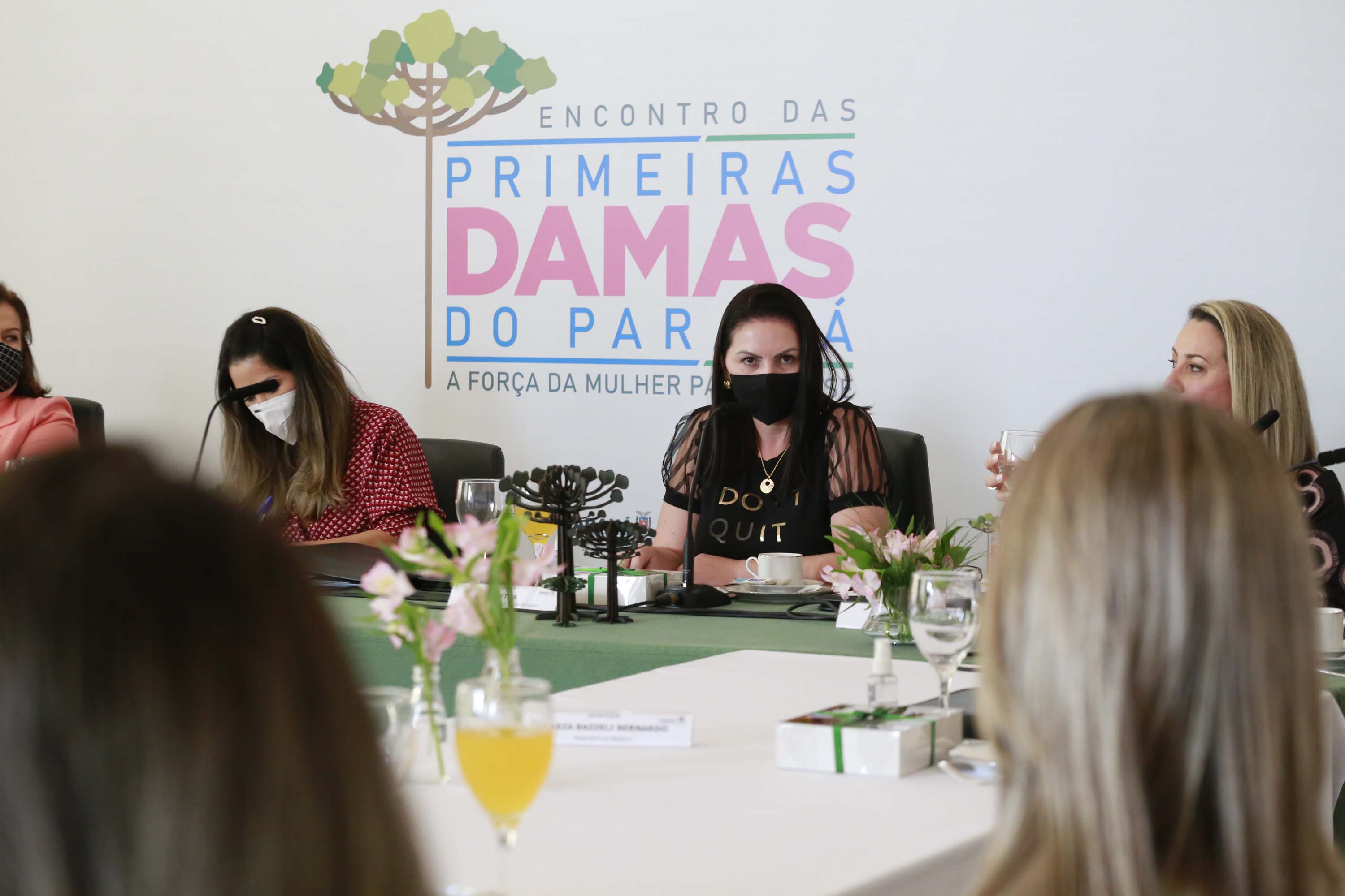 A primeira-dama do Paraná, Luciana Saito Massa, presidiu nesta terça-feira (4), em Curitiba, o primeiro Encontro de Primeiras-Damas do Paraná. A iniciativa tem como objetivo promover um debate entre as primeiras-damas de todos os municípios paranaenses sobre políticas públicas direcionadas à área social e à mulher.