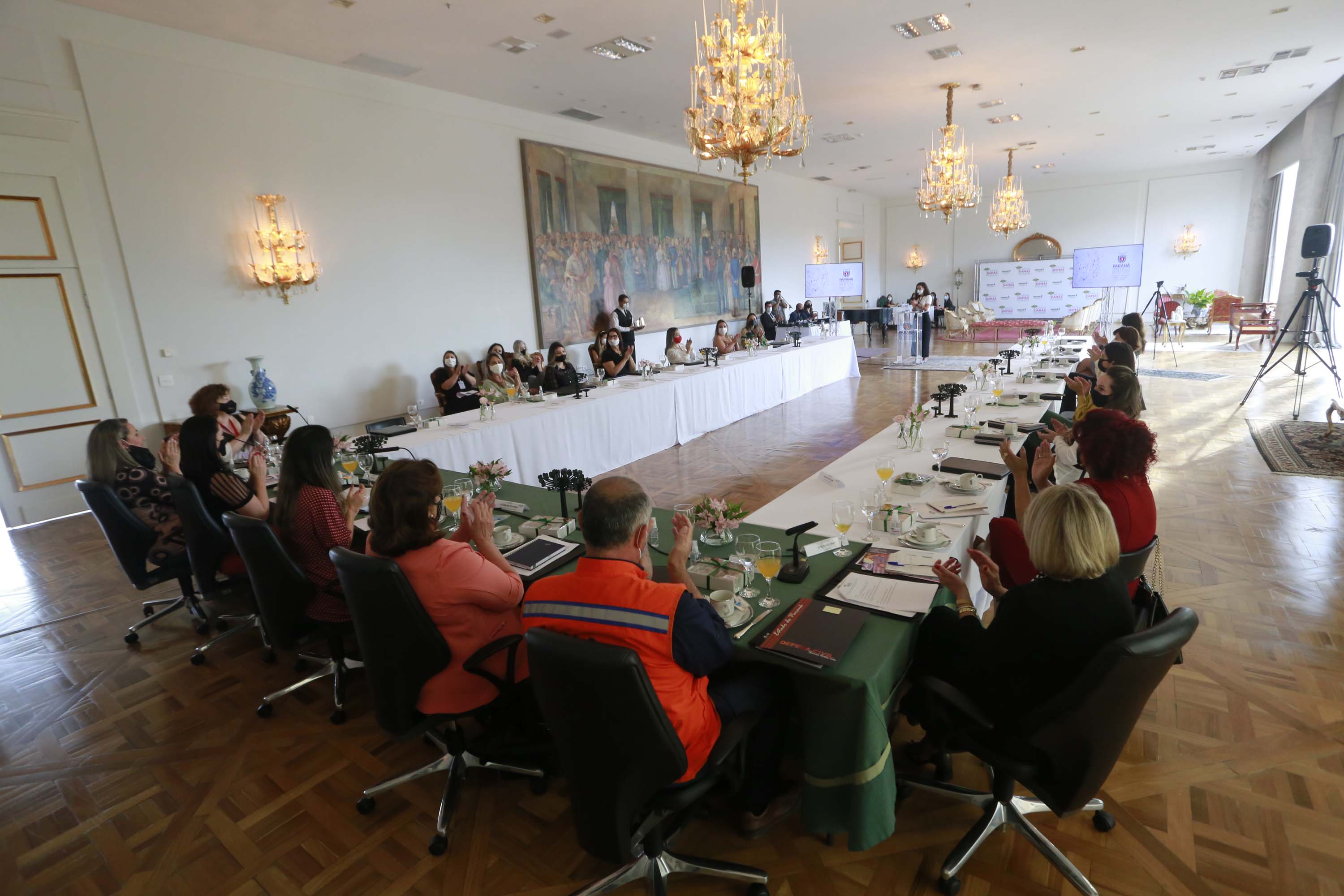 A primeira-dama do Paraná, Luciana Saito Massa, presidiu nesta terça-feira (4), em Curitiba, o primeiro Encontro de Primeiras-Damas do Paraná. A iniciativa tem como objetivo promover um debate entre as primeiras-damas de todos os municípios paranaenses sobre políticas públicas direcionadas à área social e à mulher.
