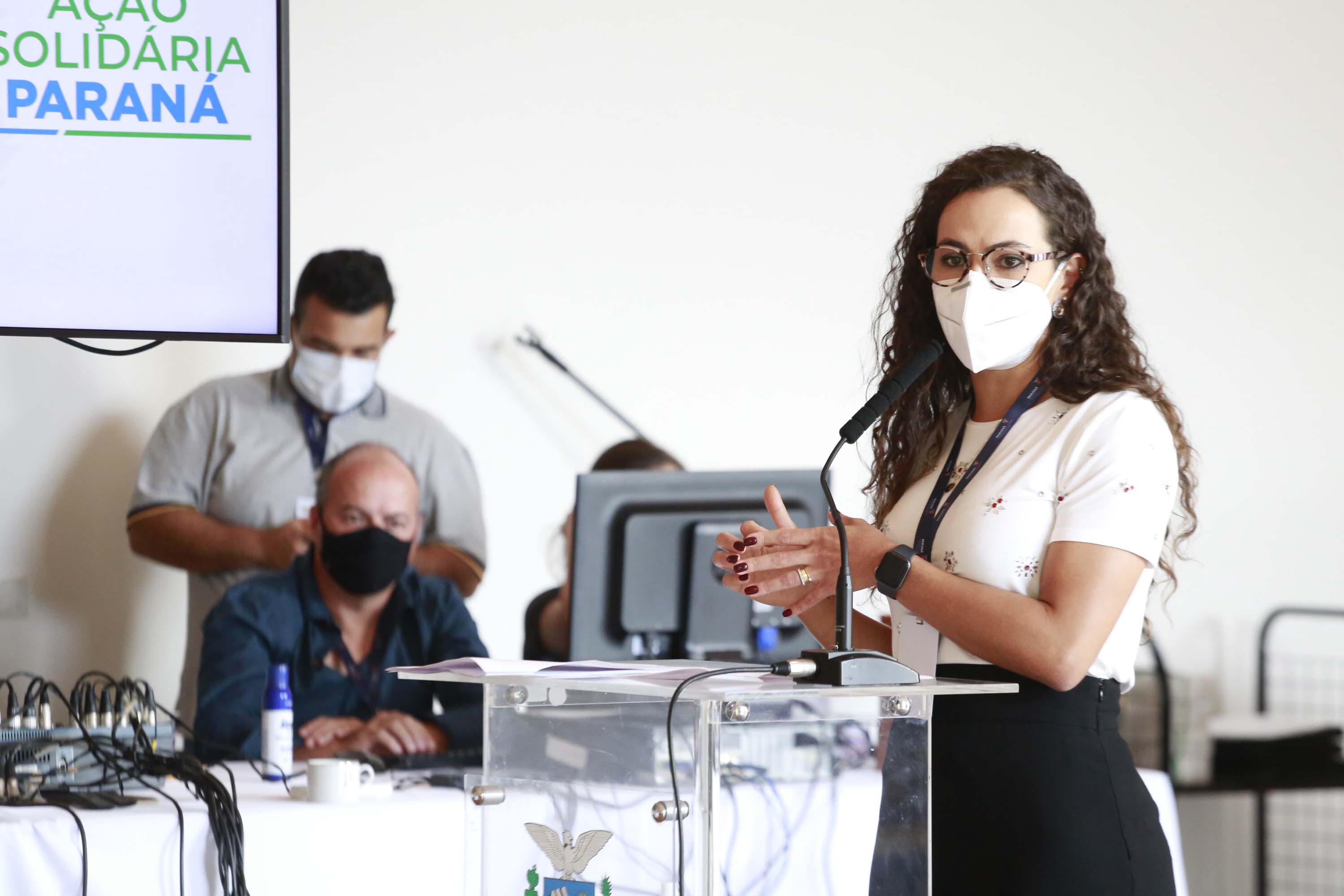 A primeira-dama do Paraná, Luciana Saito Massa, presidiu nesta terça-feira (4), em Curitiba, o primeiro Encontro de Primeiras-Damas do Paraná. A iniciativa tem como objetivo promover um debate entre as primeiras-damas de todos os municípios paranaenses sobre políticas públicas direcionadas à área social e à mulher.