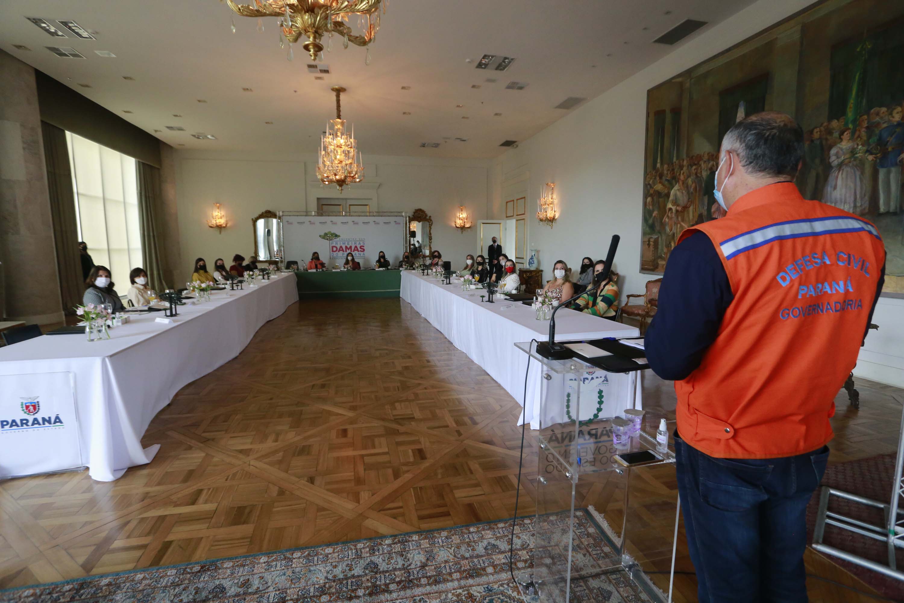 A primeira-dama do Paraná, Luciana Saito Massa, presidiu nesta terça-feira (4), em Curitiba, o primeiro Encontro de Primeiras-Damas do Paraná. A iniciativa tem como objetivo promover um debate entre as primeiras-damas de todos os municípios paranaenses sobre políticas públicas direcionadas à área social e à mulher.