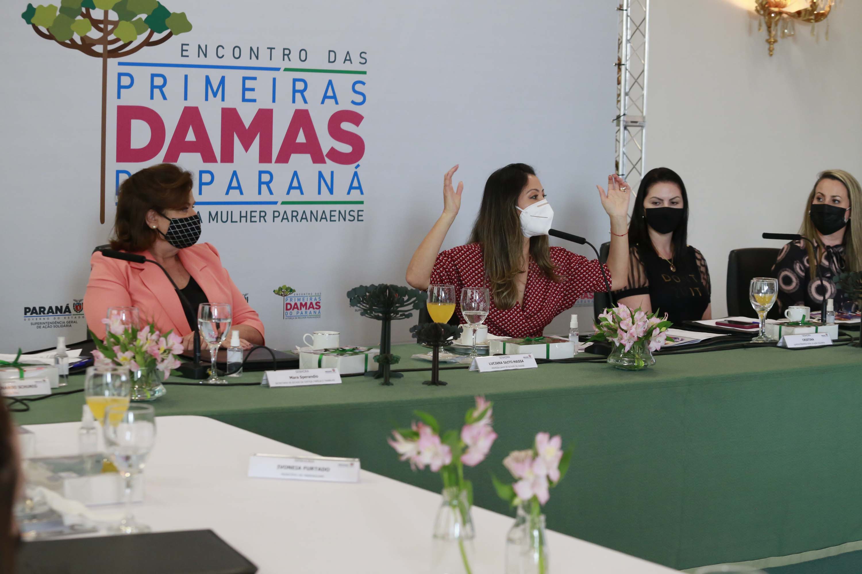 A primeira-dama do Paraná, Luciana Saito Massa, presidiu nesta terça-feira (4), em Curitiba, o primeiro Encontro de Primeiras-Damas do Paraná. A iniciativa tem como objetivo promover um debate entre as primeiras-damas de todos os municípios paranaenses sobre políticas públicas direcionadas à área social e à mulher.