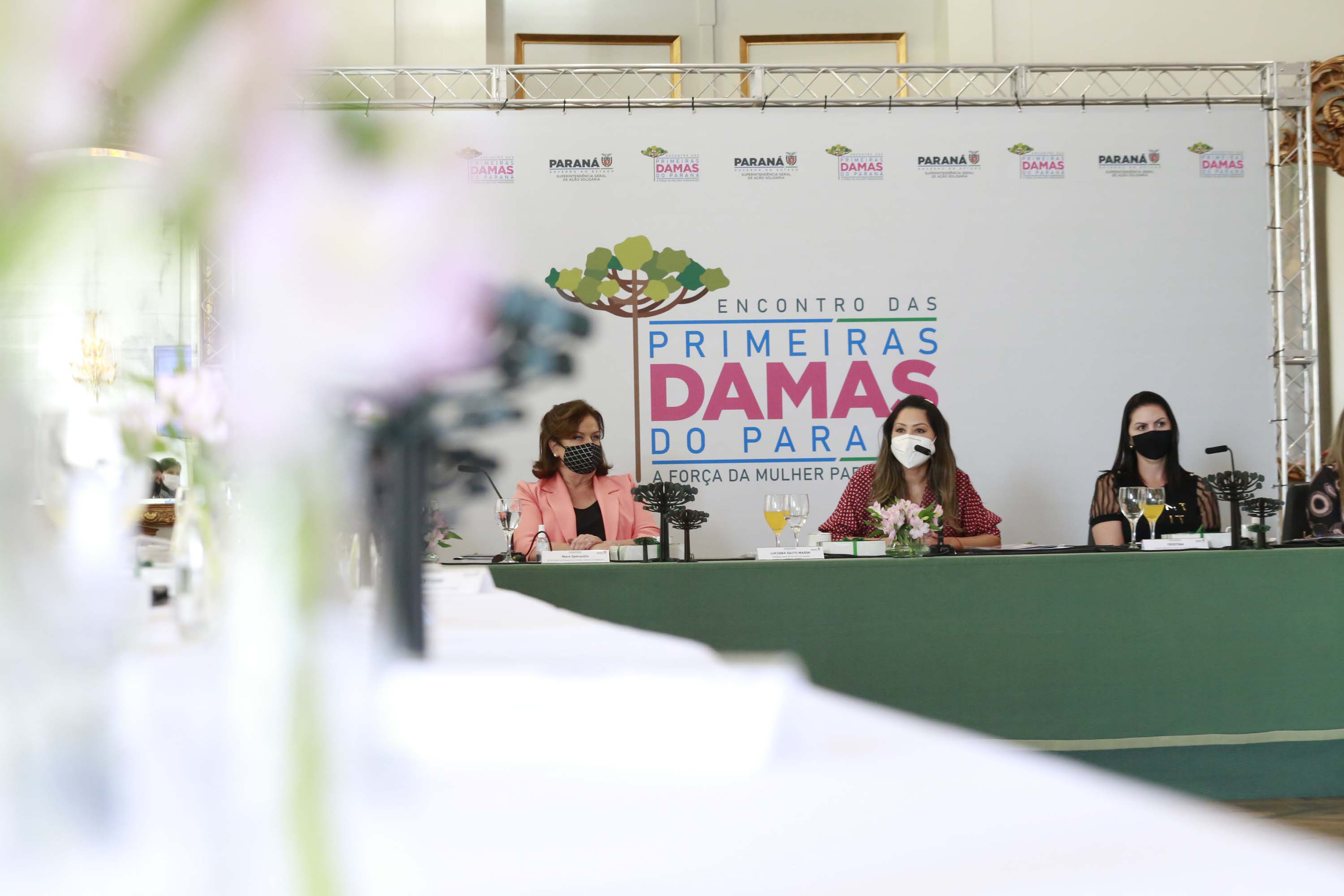 A primeira-dama do Paraná, Luciana Saito Massa, presidiu nesta terça-feira (4), em Curitiba, o primeiro Encontro de Primeiras-Damas do Paraná. A iniciativa tem como objetivo promover um debate entre as primeiras-damas de todos os municípios paranaenses sobre políticas públicas direcionadas à área social e à mulher.