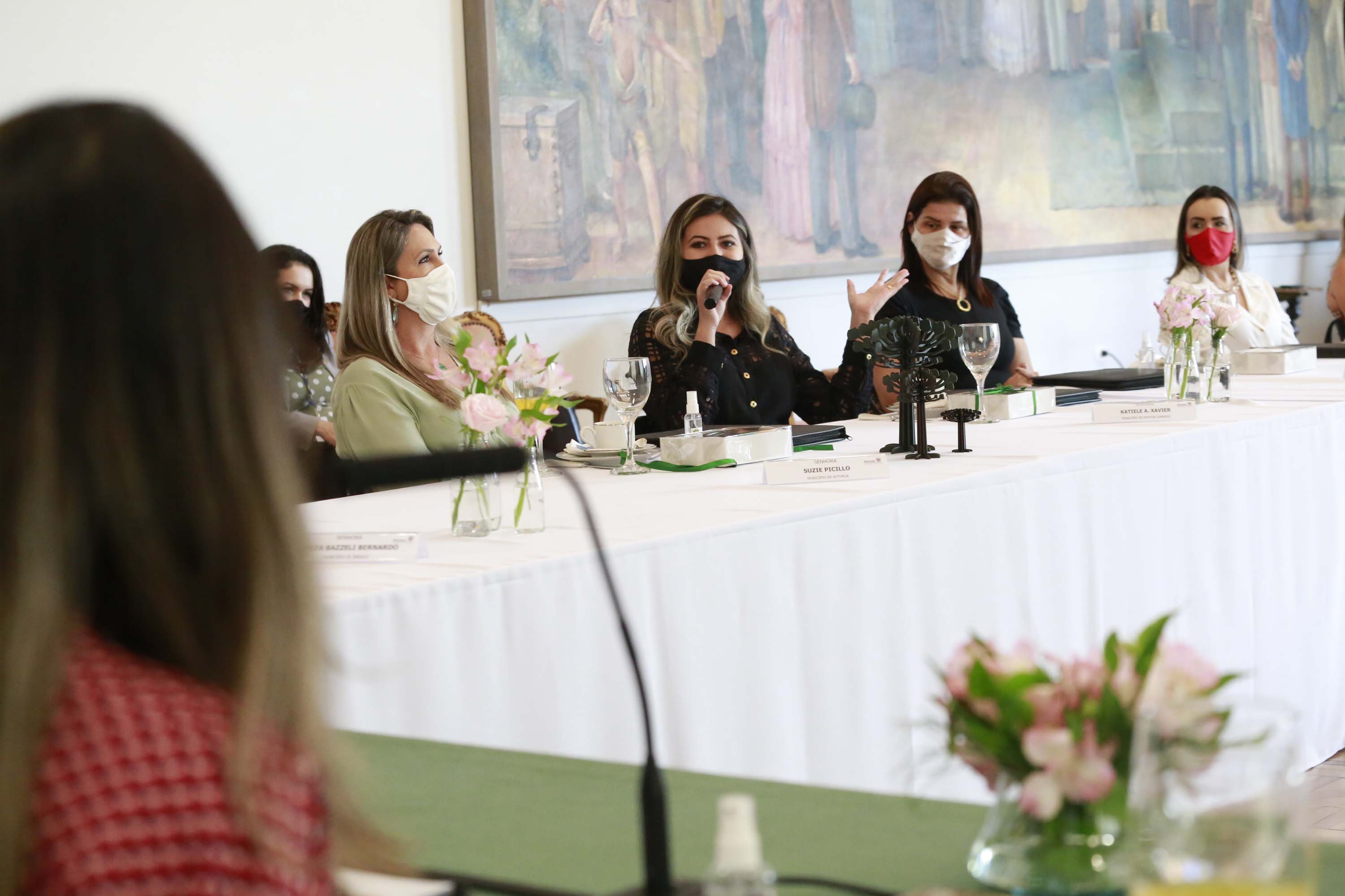 A primeira-dama do Paraná, Luciana Saito Massa, presidiu nesta terça-feira (4), em Curitiba, o primeiro Encontro de Primeiras-Damas do Paraná. A iniciativa tem como objetivo promover um debate entre as primeiras-damas de todos os municípios paranaenses sobre políticas públicas direcionadas à área social e à mulher.