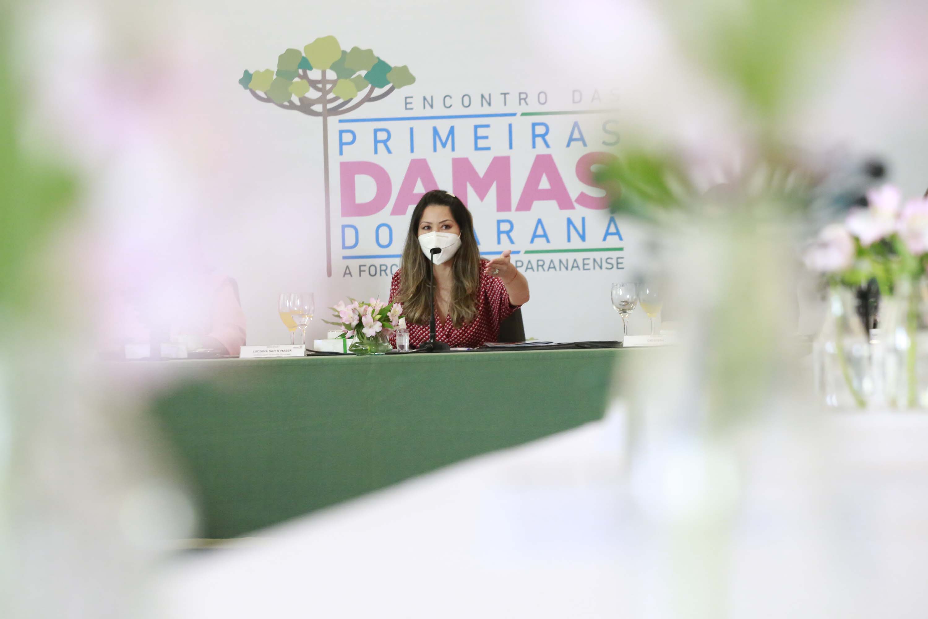A primeira-dama do Paraná, Luciana Saito Massa, presidiu nesta terça-feira (4), em Curitiba, o primeiro Encontro de Primeiras-Damas do Paraná. A iniciativa tem como objetivo promover um debate entre as primeiras-damas de todos os municípios paranaenses sobre políticas públicas direcionadas à área social e à mulher.