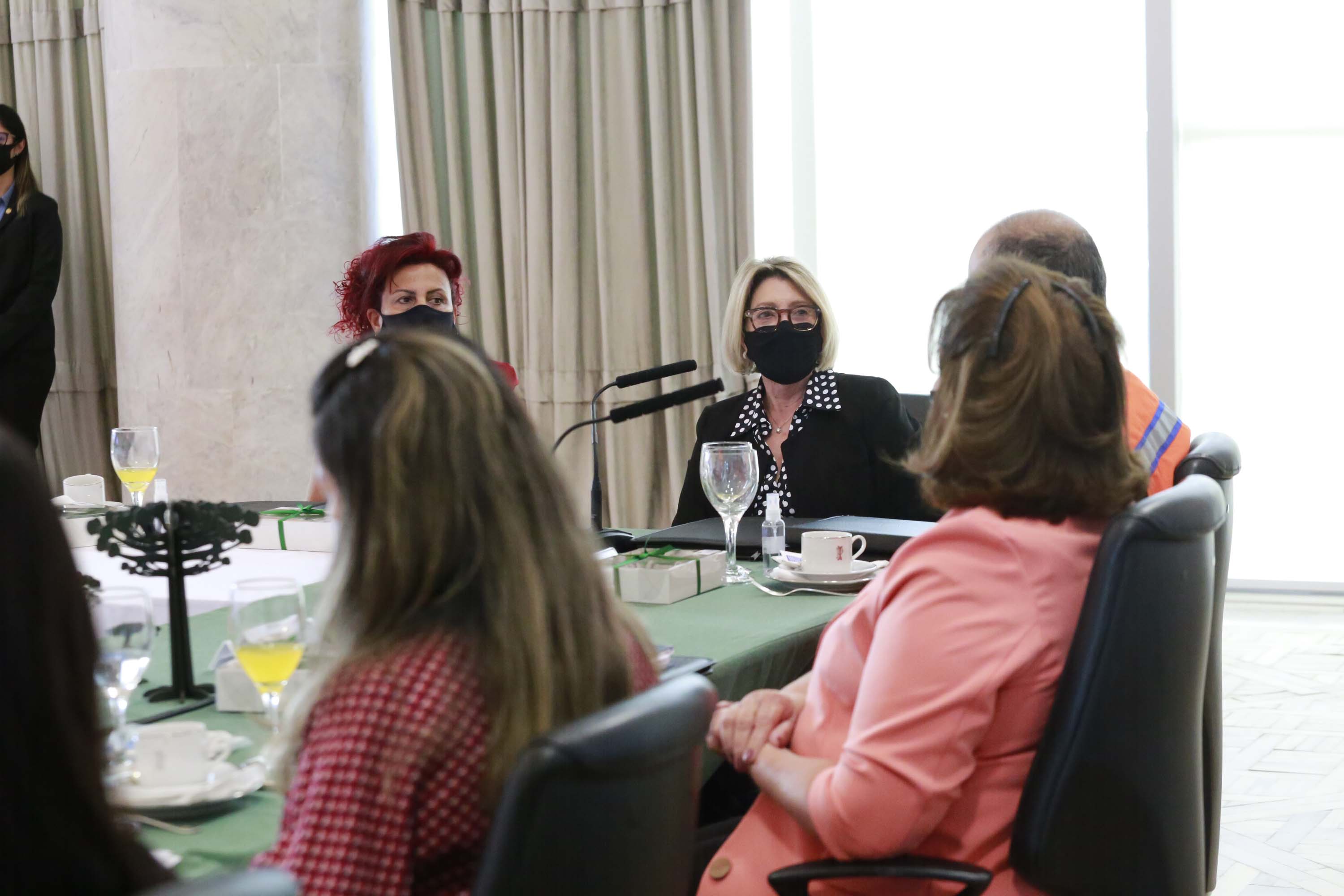 A primeira-dama do Paraná, Luciana Saito Massa, presidiu nesta terça-feira (4), em Curitiba, o primeiro Encontro de Primeiras-Damas do Paraná. A iniciativa tem como objetivo promover um debate entre as primeiras-damas de todos os municípios paranaenses sobre políticas públicas direcionadas à área social e à mulher.