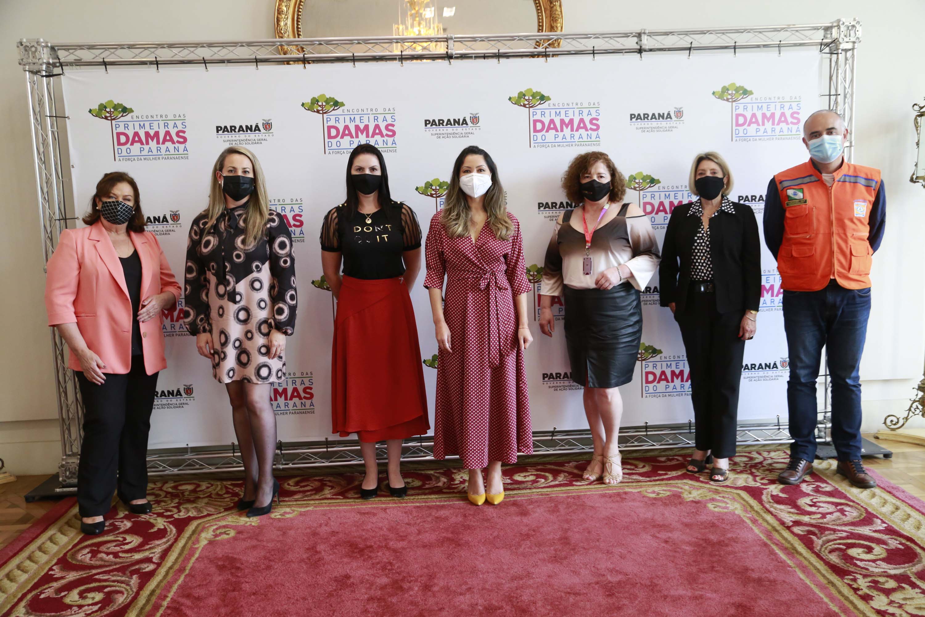 A primeira-dama do Paraná, Luciana Saito Massa, presidiu nesta terça-feira (4), em Curitiba, o primeiro Encontro de Primeiras-Damas do Paraná. A iniciativa tem como objetivo promover um debate entre as primeiras-damas de todos os municípios paranaenses sobre políticas públicas direcionadas à área social e à mulher.
